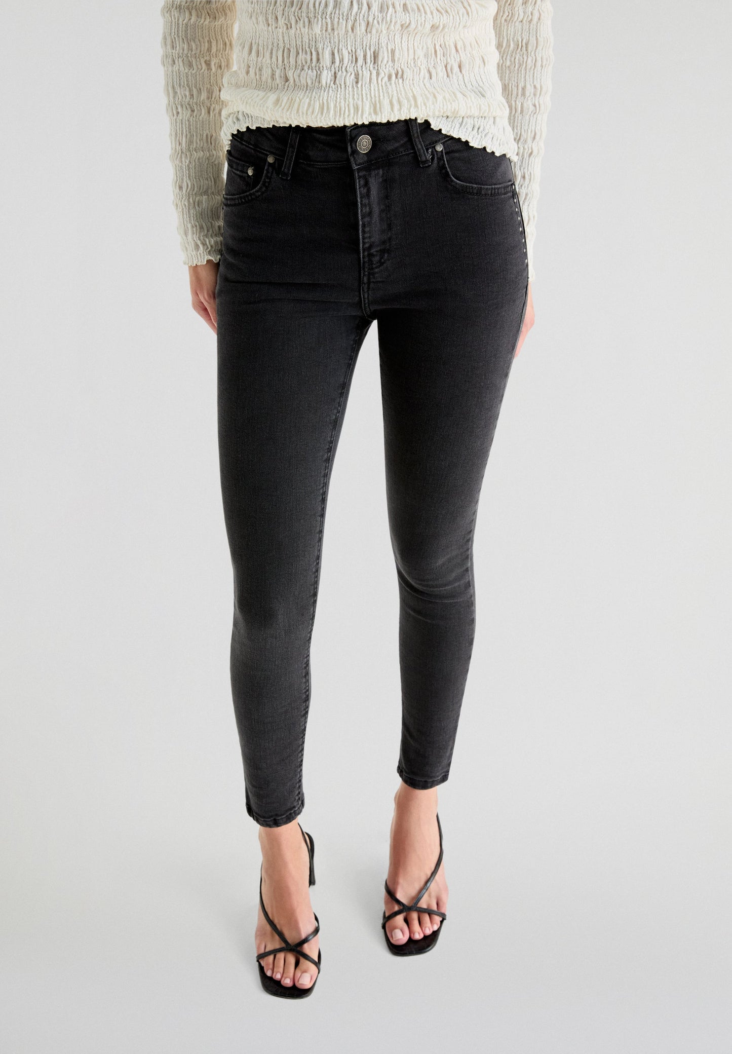 SKINNY JEANS WITH STUDS