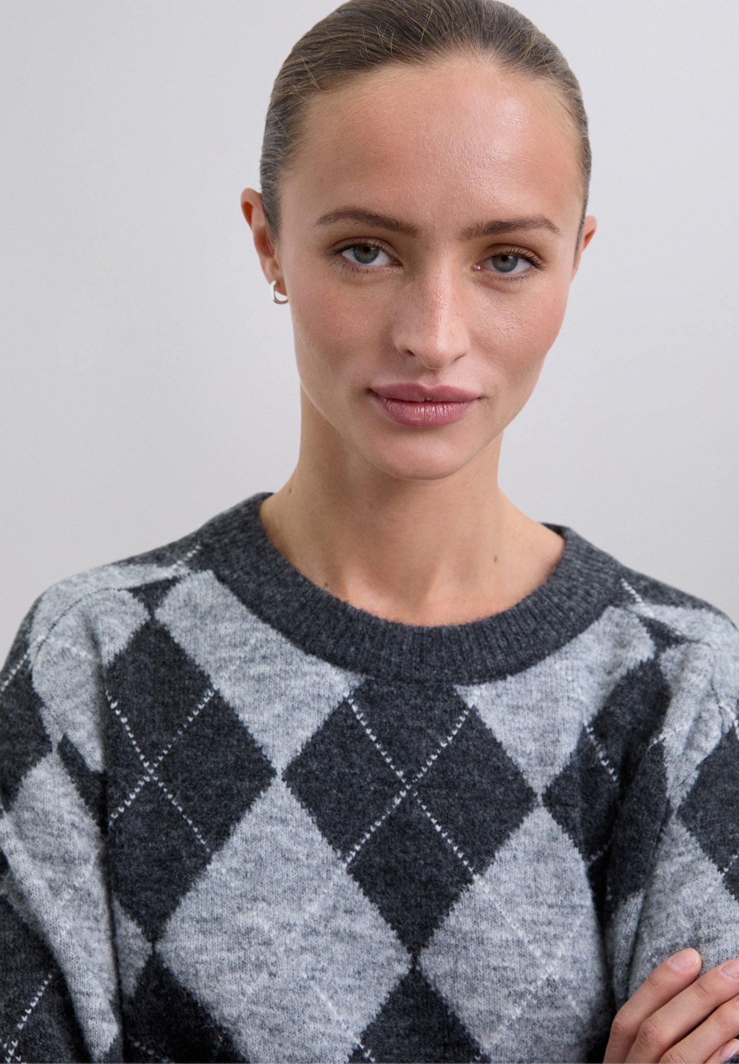 TWO-TONE DIAMOND PATTERN SWEATER