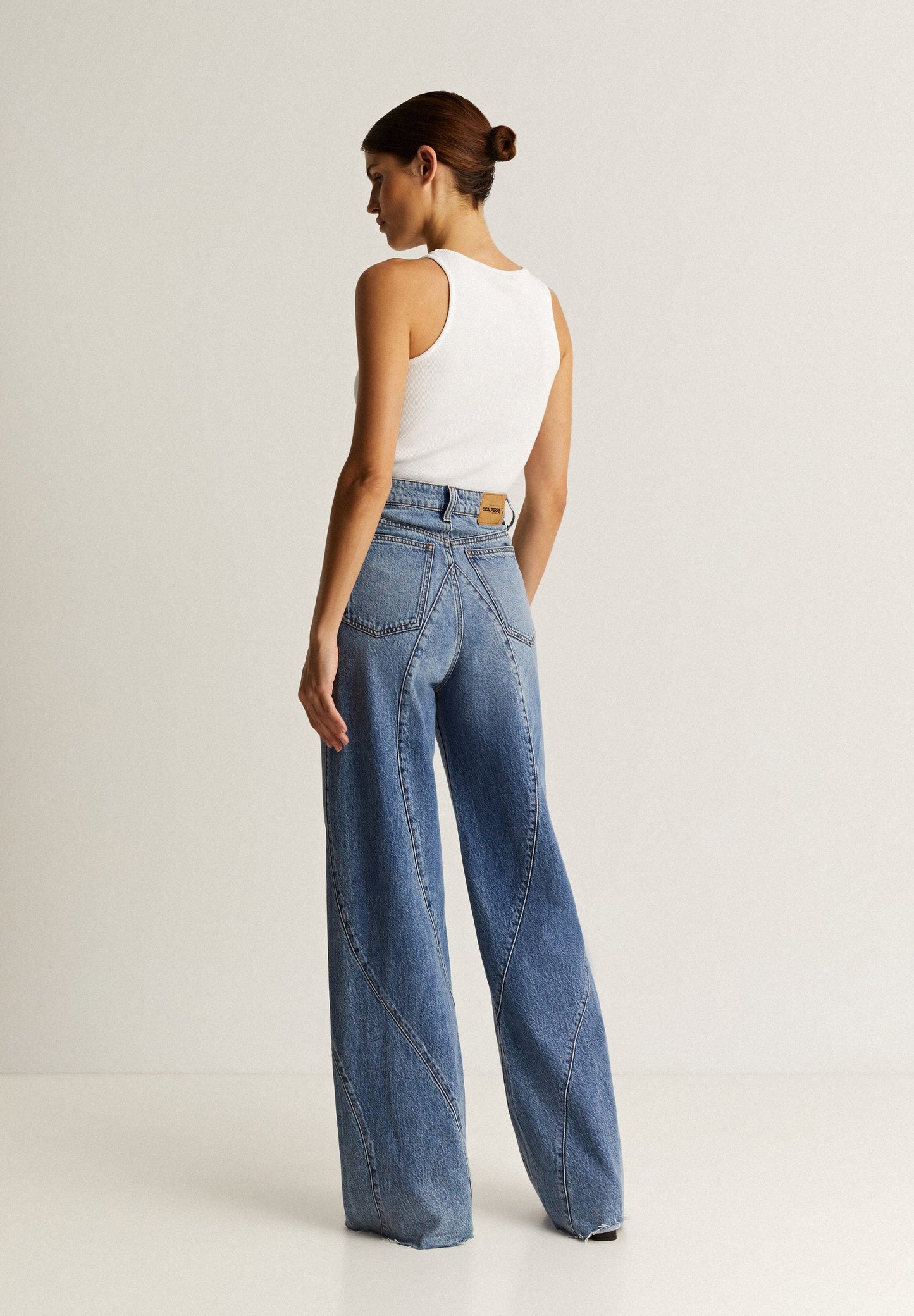 JEANS WITH CURVED SEAMS