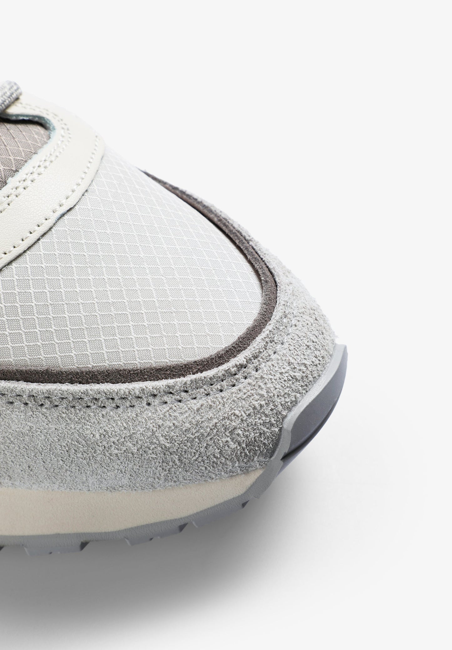 LICHTE SNEAKERS DOODSHOOFD CONTRAST