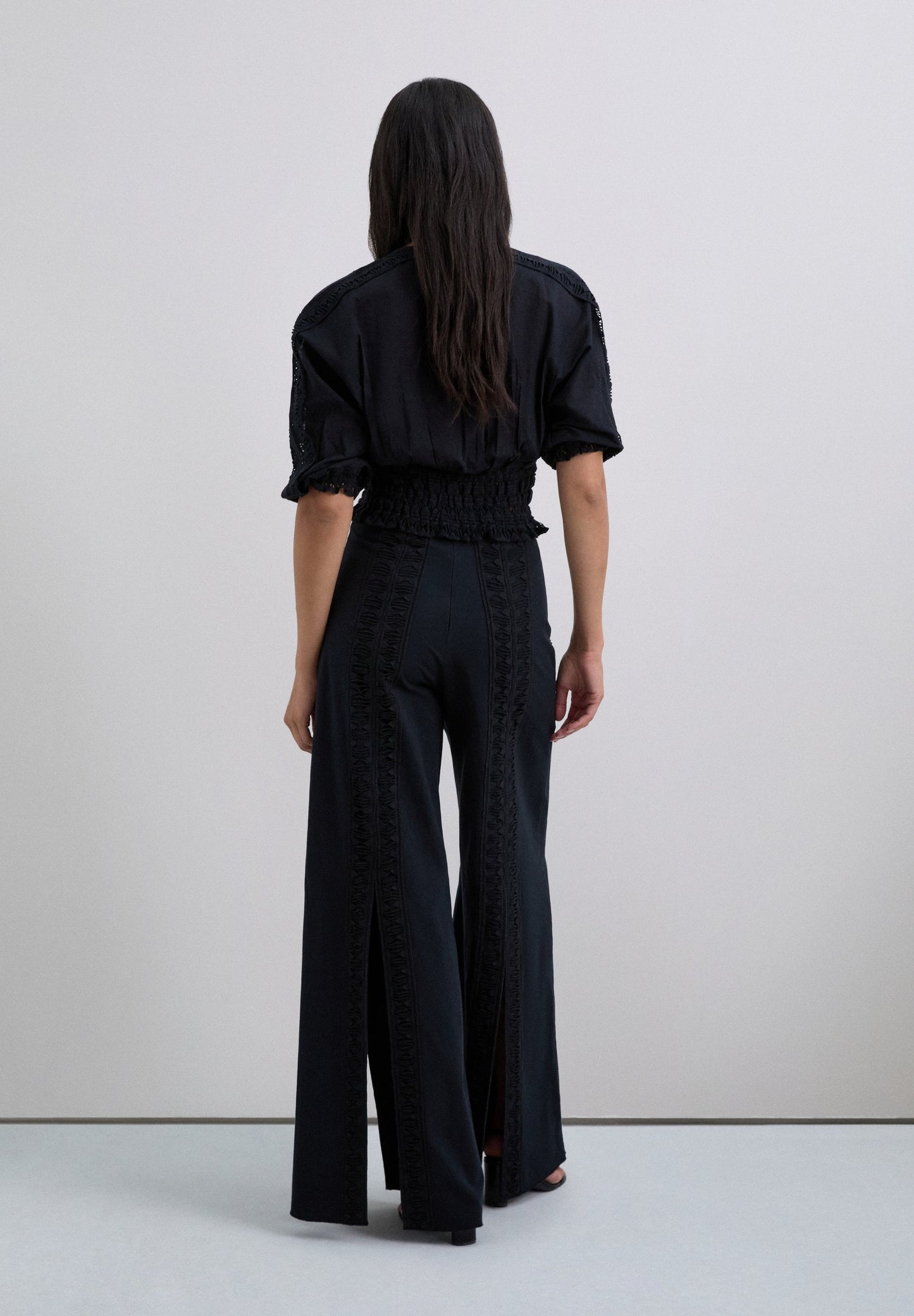 PANTALÓN ABERTURAS BORDADOS