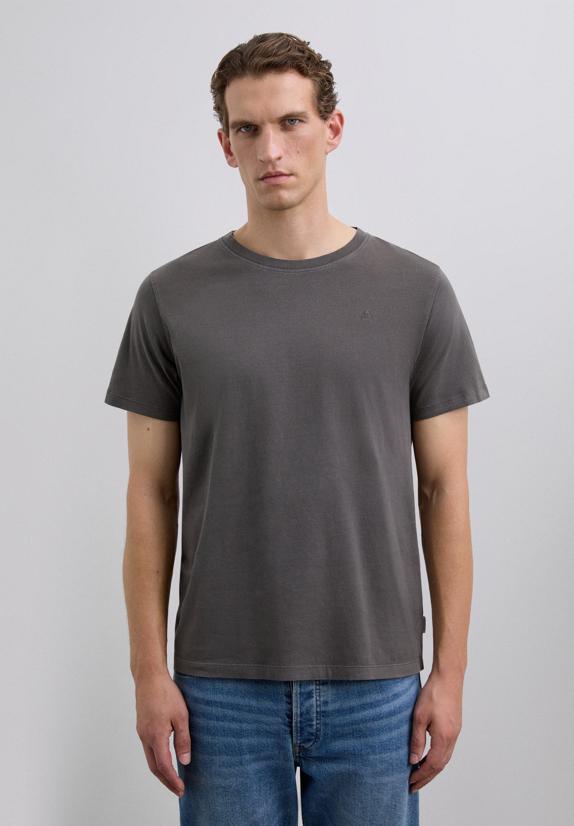 T-SHIRT WITH MATCHING EMBROIDERED SKULL
