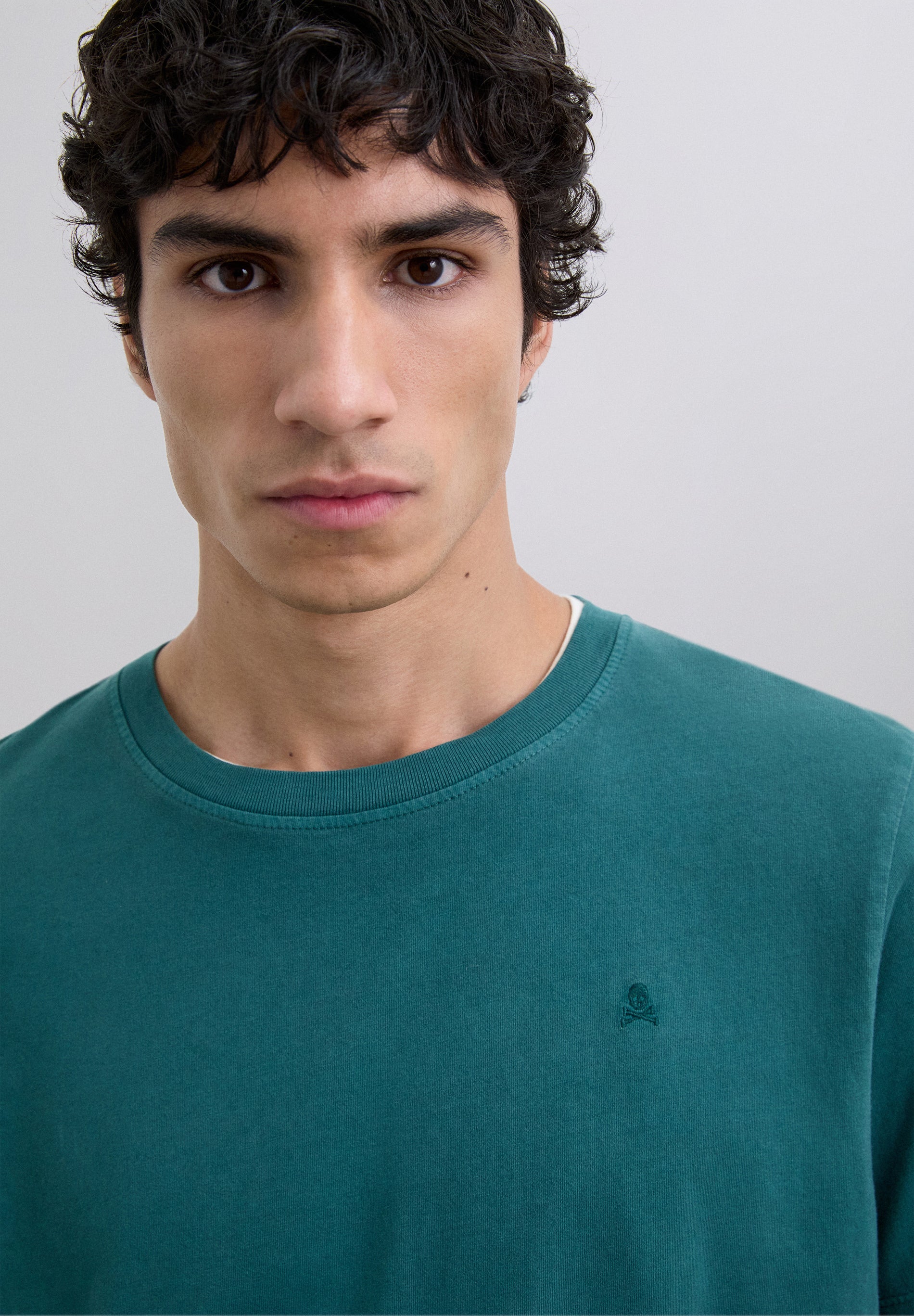 T-SHIRT WITH MATCHING EMBROIDERED SKULL