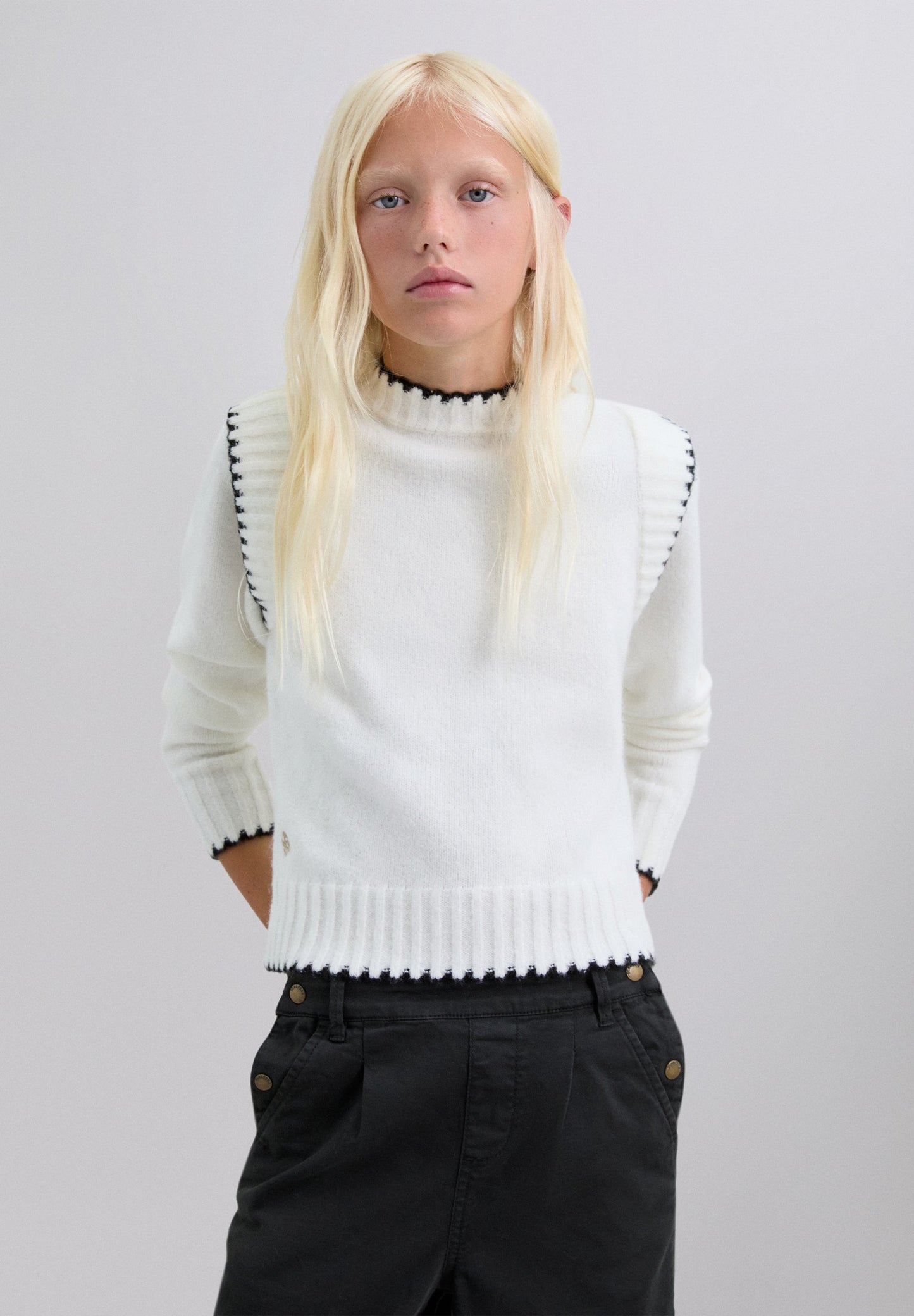 CONTRAST KNIT SWEATER