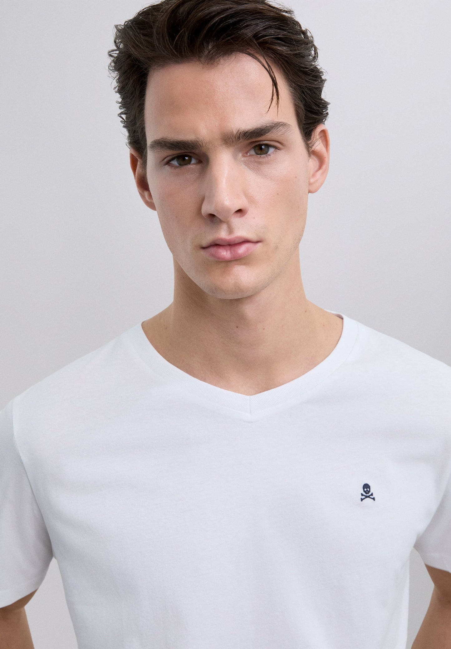 CAMISETA CALAVERA BORDADA TONO