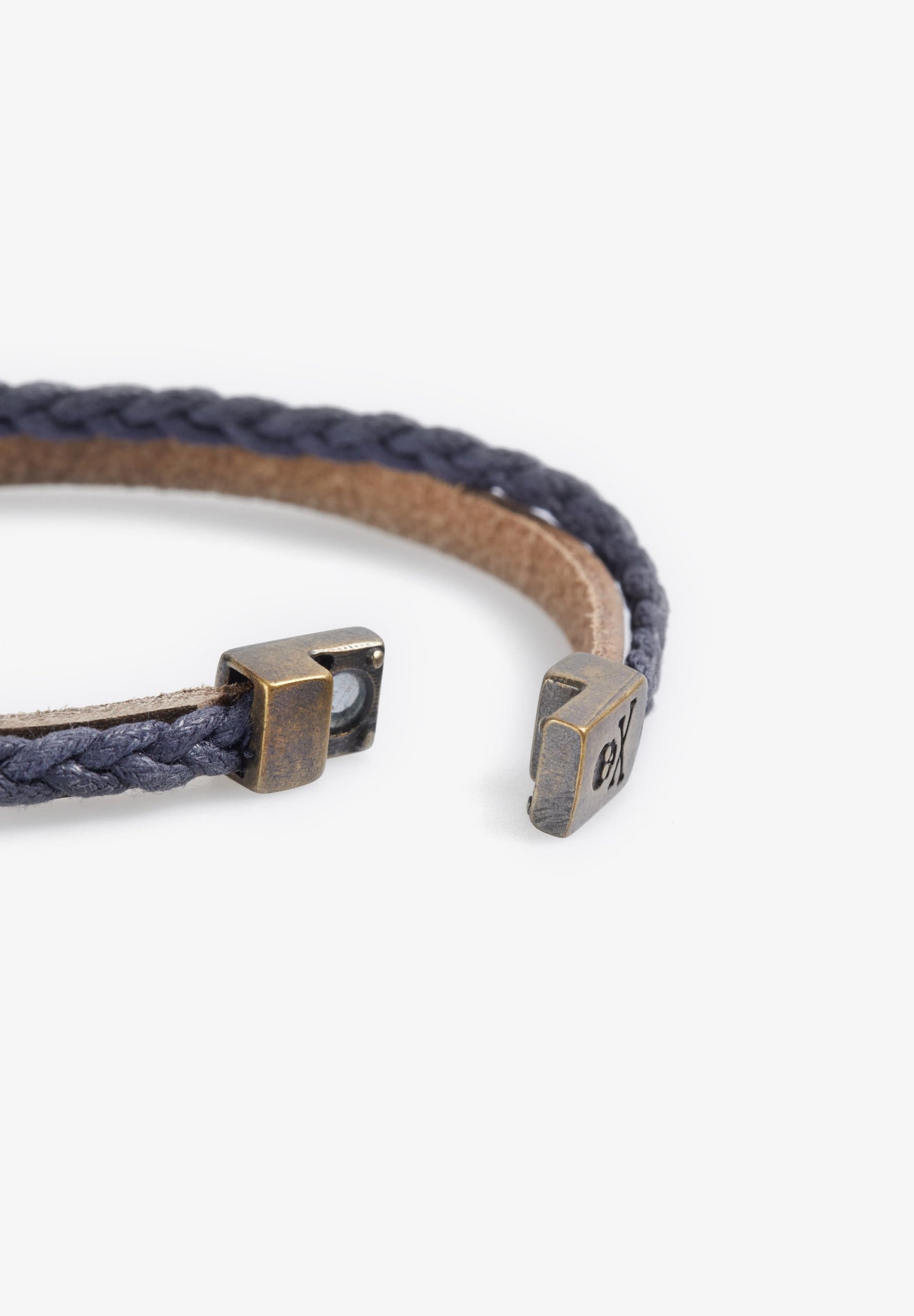 LEATHER BRACELET WITH SKULL