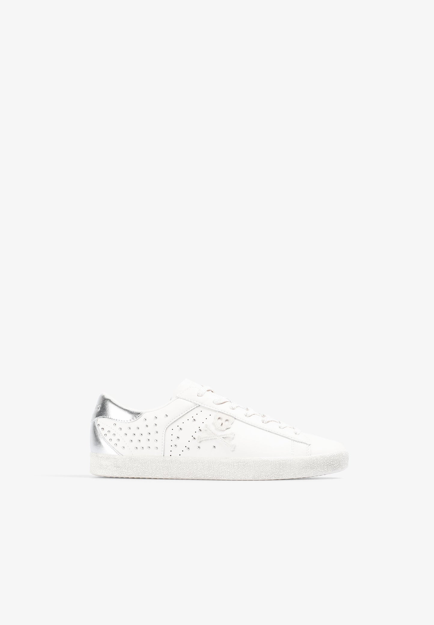 SNEAKERS TACHUELAS PIEL CALAVERA - Scalpers