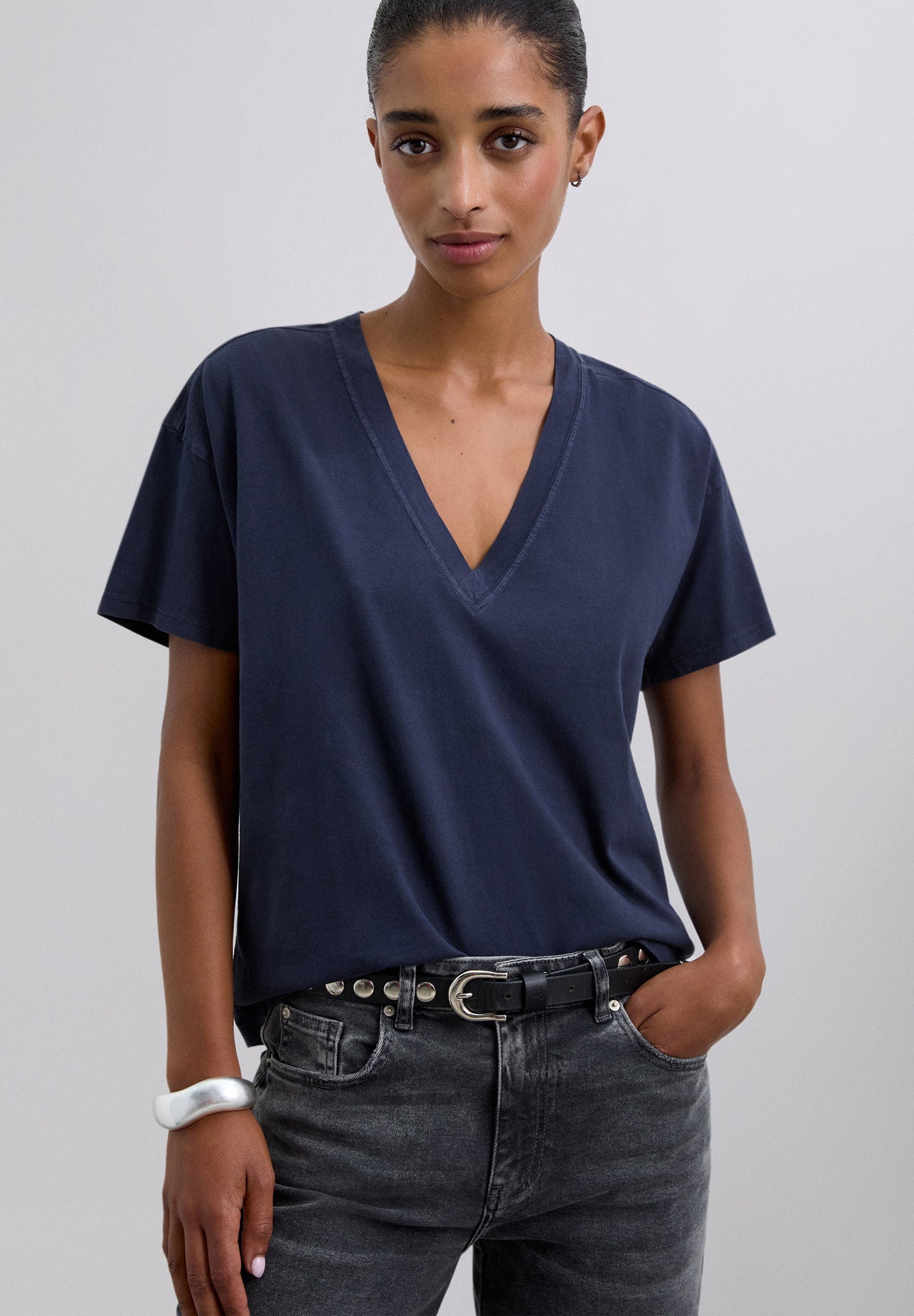 CAMISETA BÁSICA CUELLO PICO - Scalpers