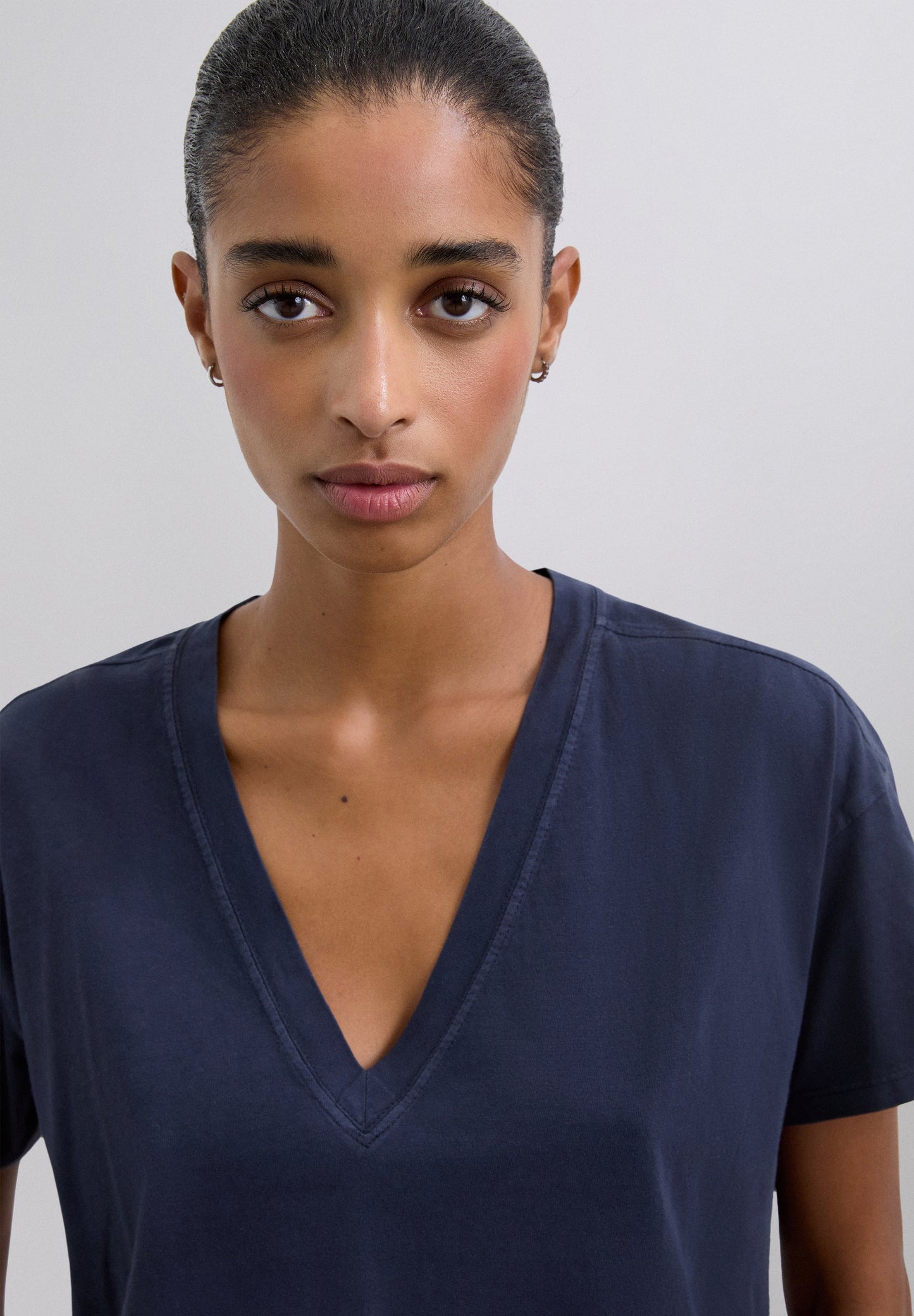 BASIC V-NECK T-SHIRT