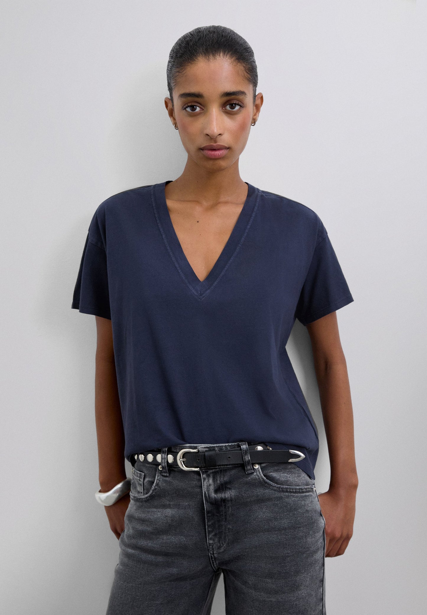 BASIC V-NECK T-SHIRT