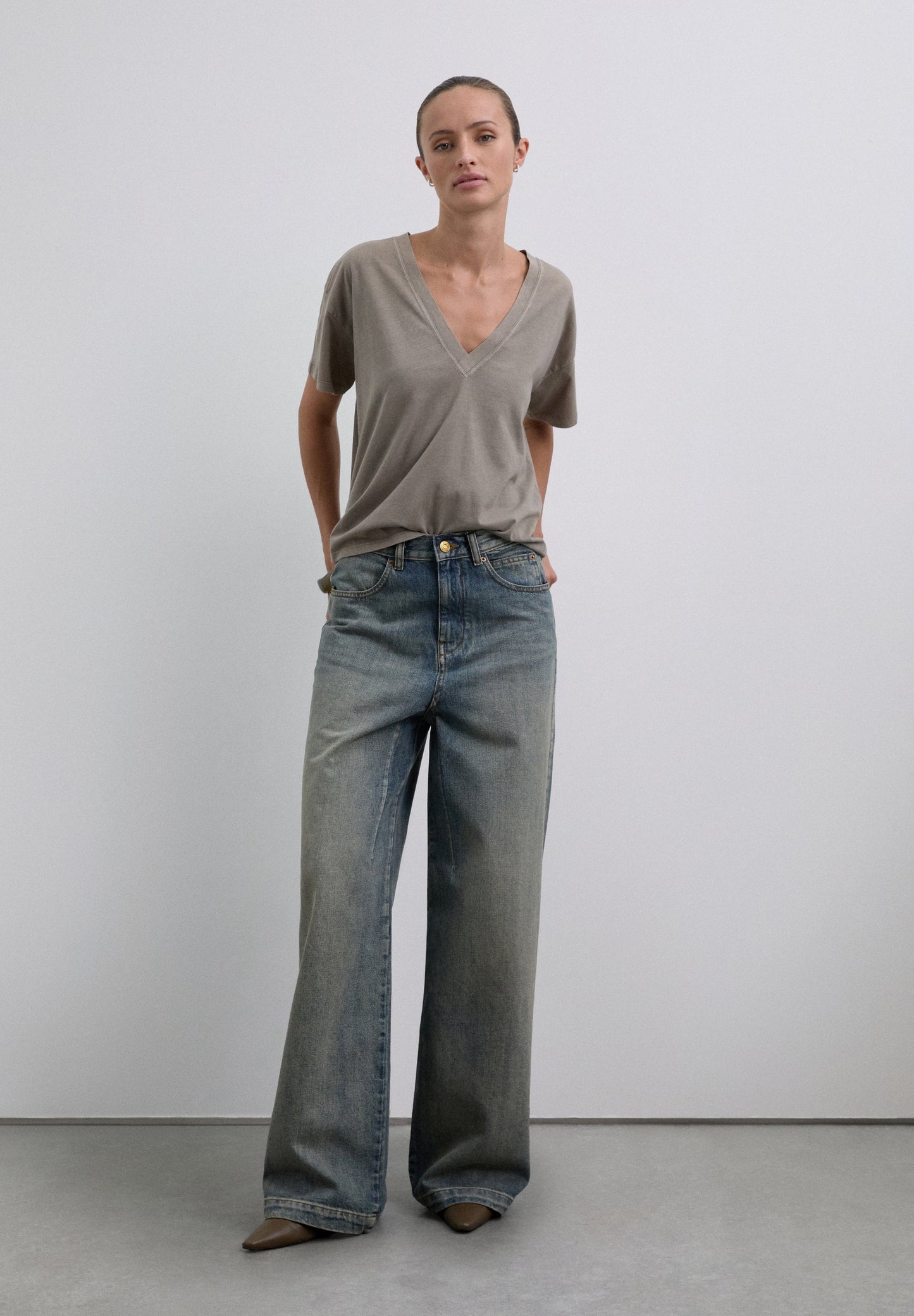 BASIC V-NECK T-SHIRT