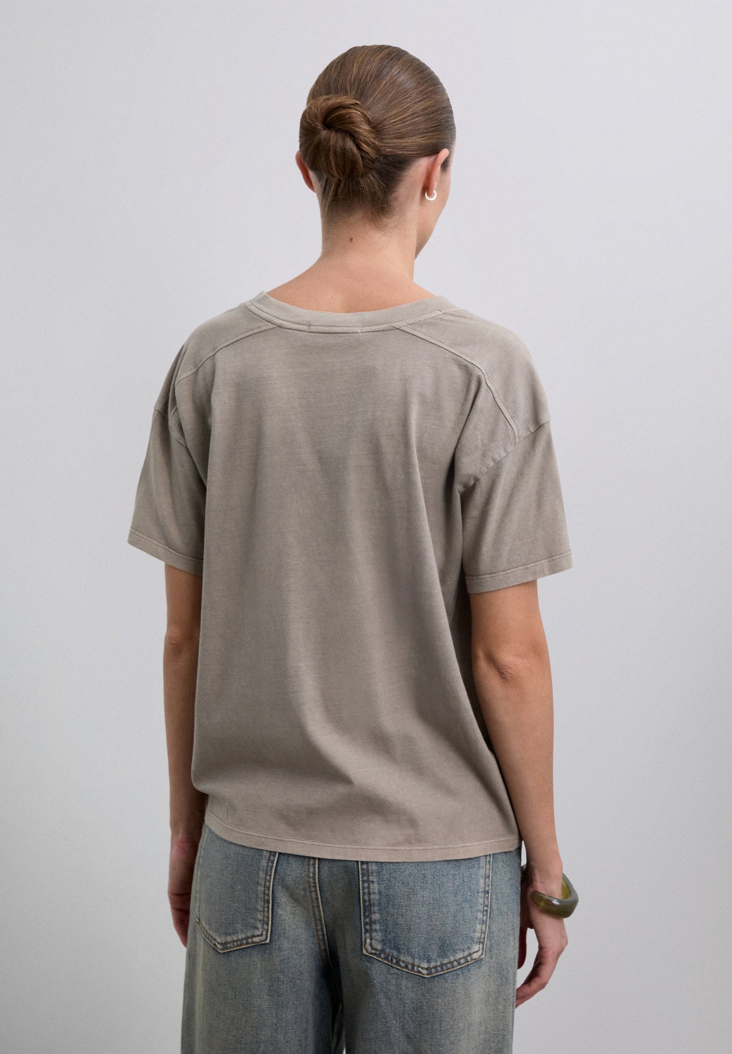 BASIC V-NECK T-SHIRT