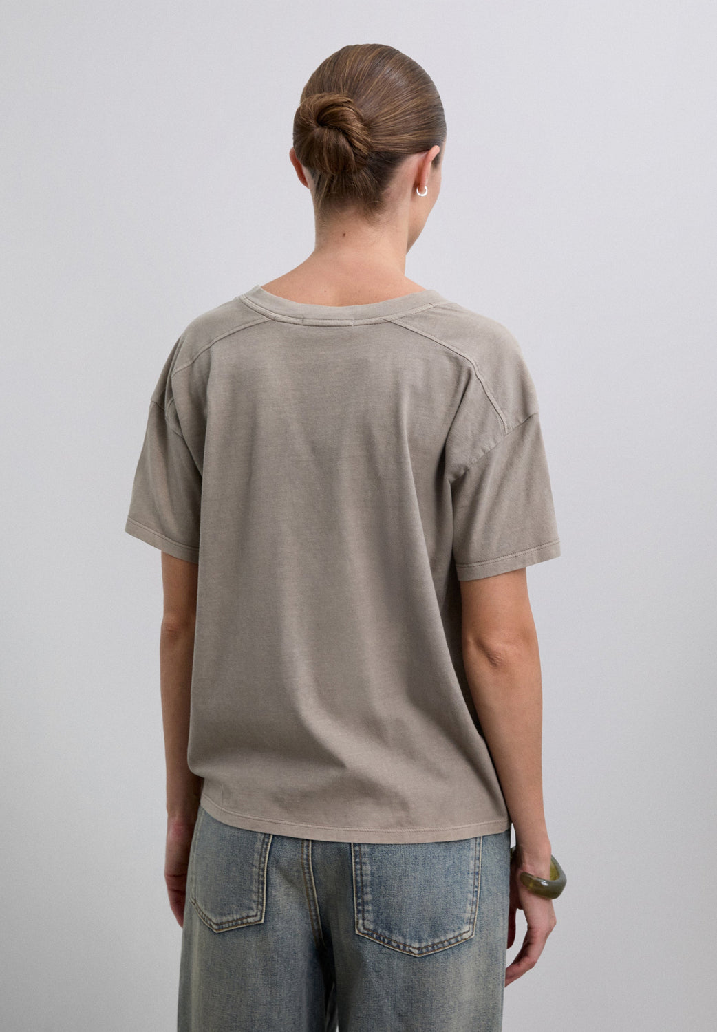 CAMISETA BÁSICA CUELLO PICO - Scalpers