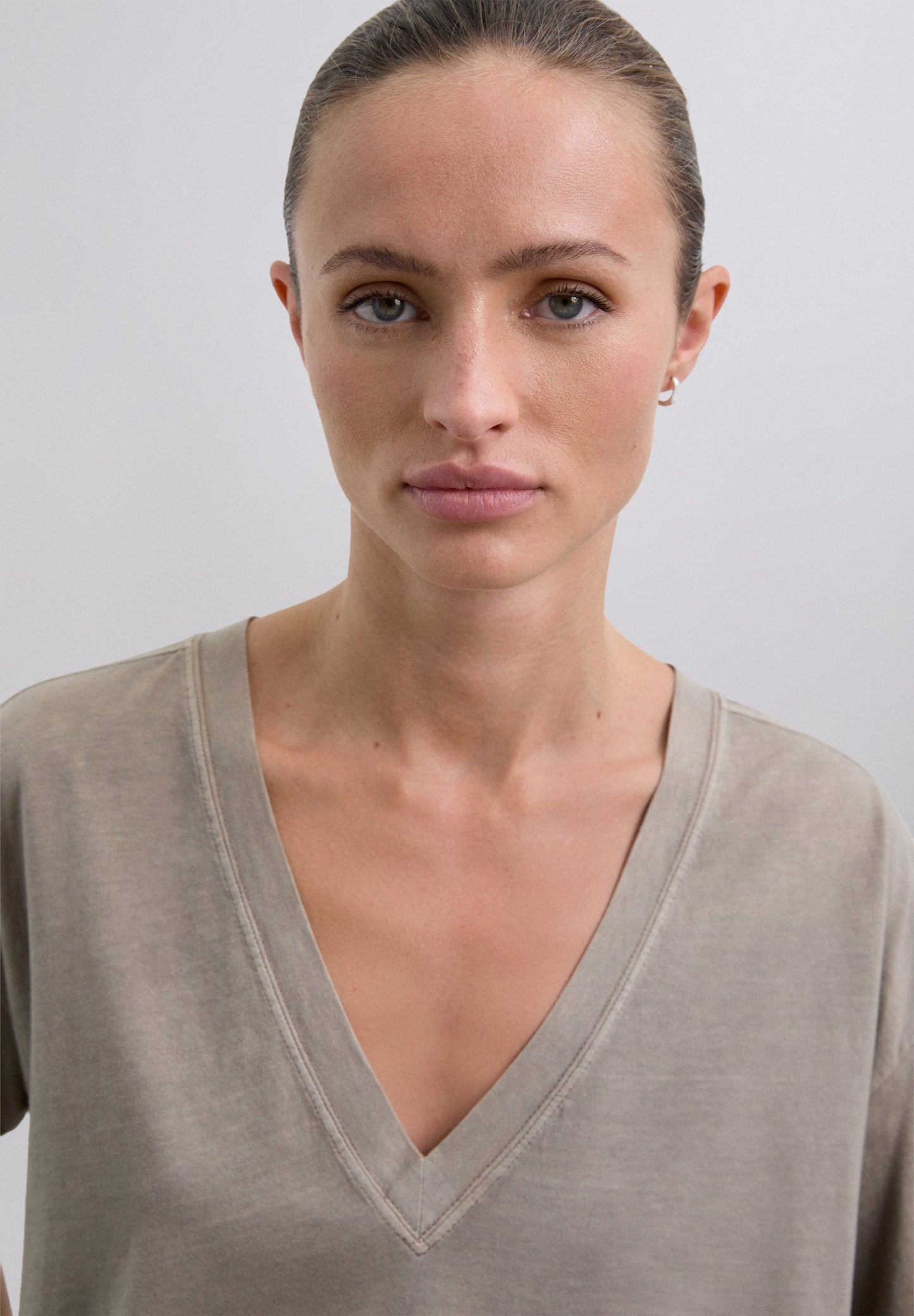 BASIC V-NECK T-SHIRT