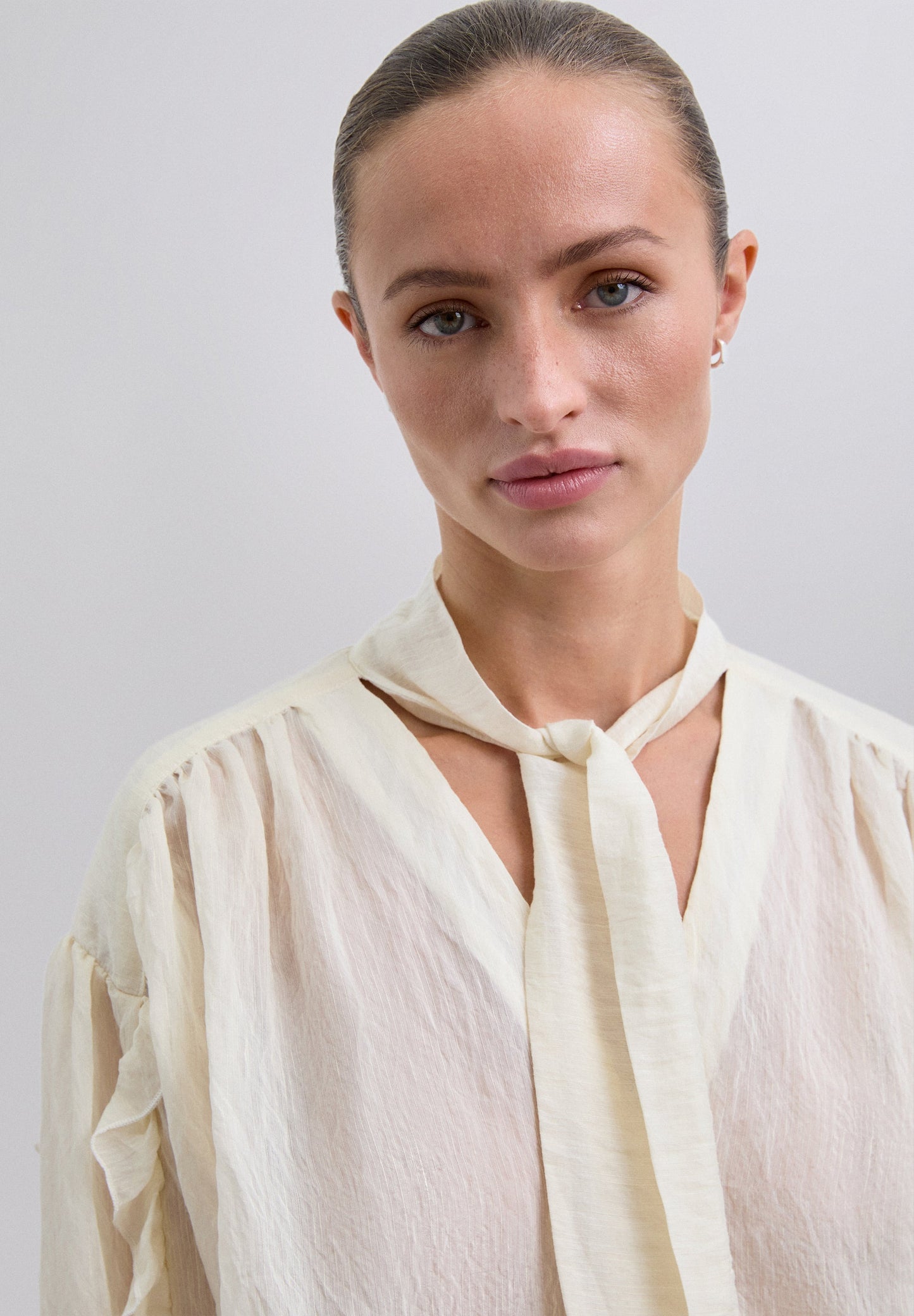 BLUSA DETALLE LAZO FRUNCES - Scalpers