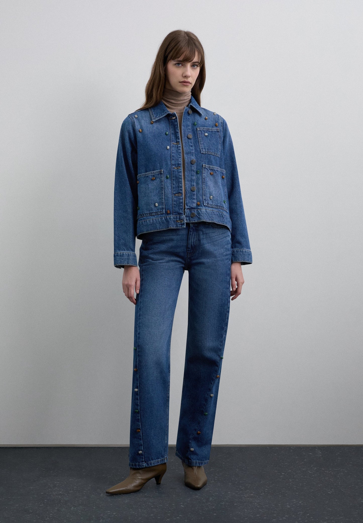 HIGH-WAISTED JEANS WITH APPLIQUÉS