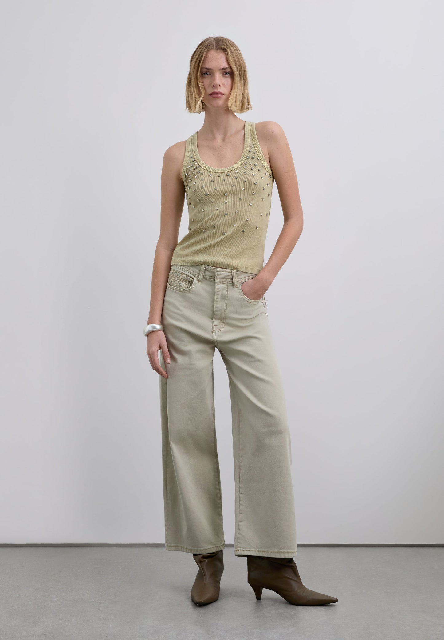 HIGH-RISE TROUSERS WITH STITCHING DETAIL