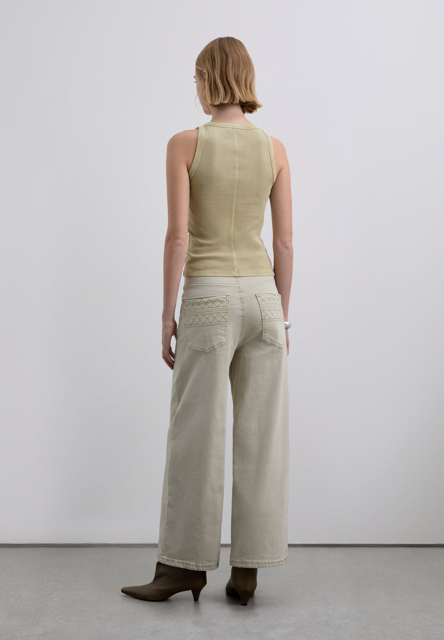 HIGH-RISE TROUSERS WITH STITCHING DETAIL
