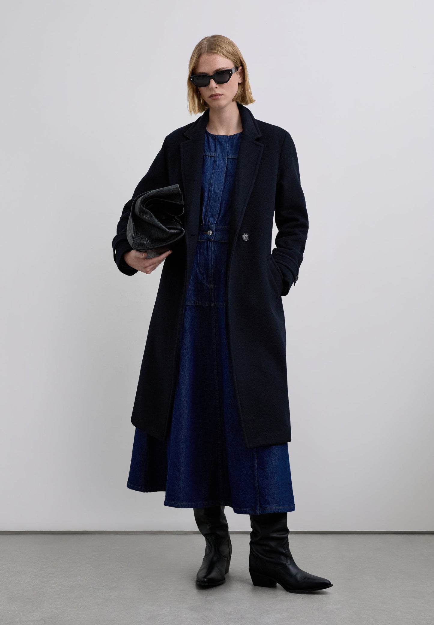 COAT WITH CONTAST BELT