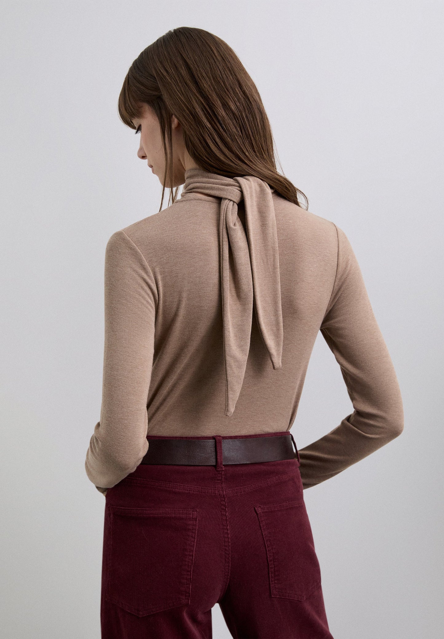 T-SHIRT MET OMGESLAGEN KRAAG EN STRIK