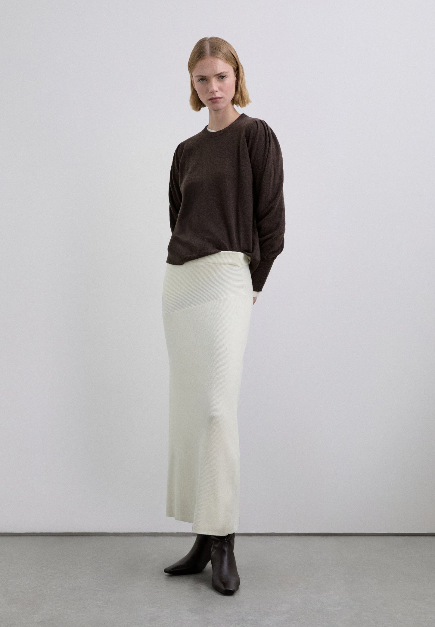 GERIBDE ROK MET SOEPELVALLENDE PASVORM