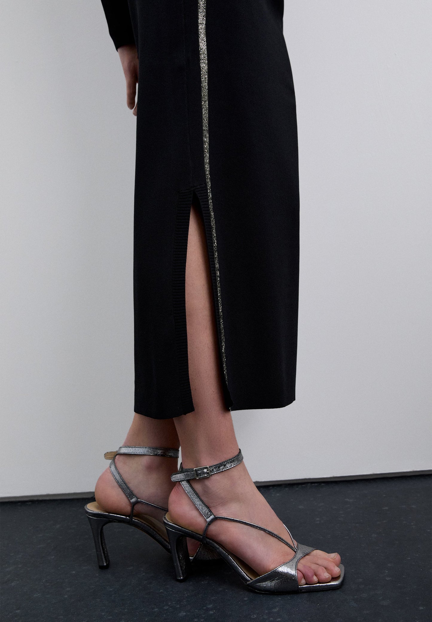 KNIT SKIRT WITH STUDS AND SLIT