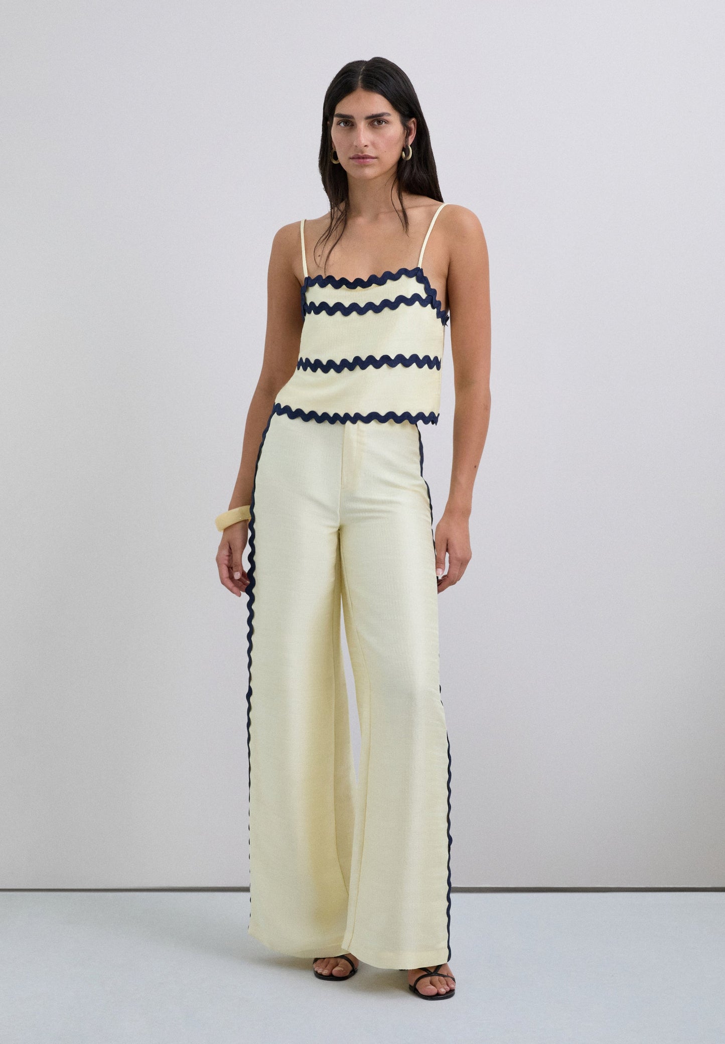 CONTRAST SCALLOPED TOP