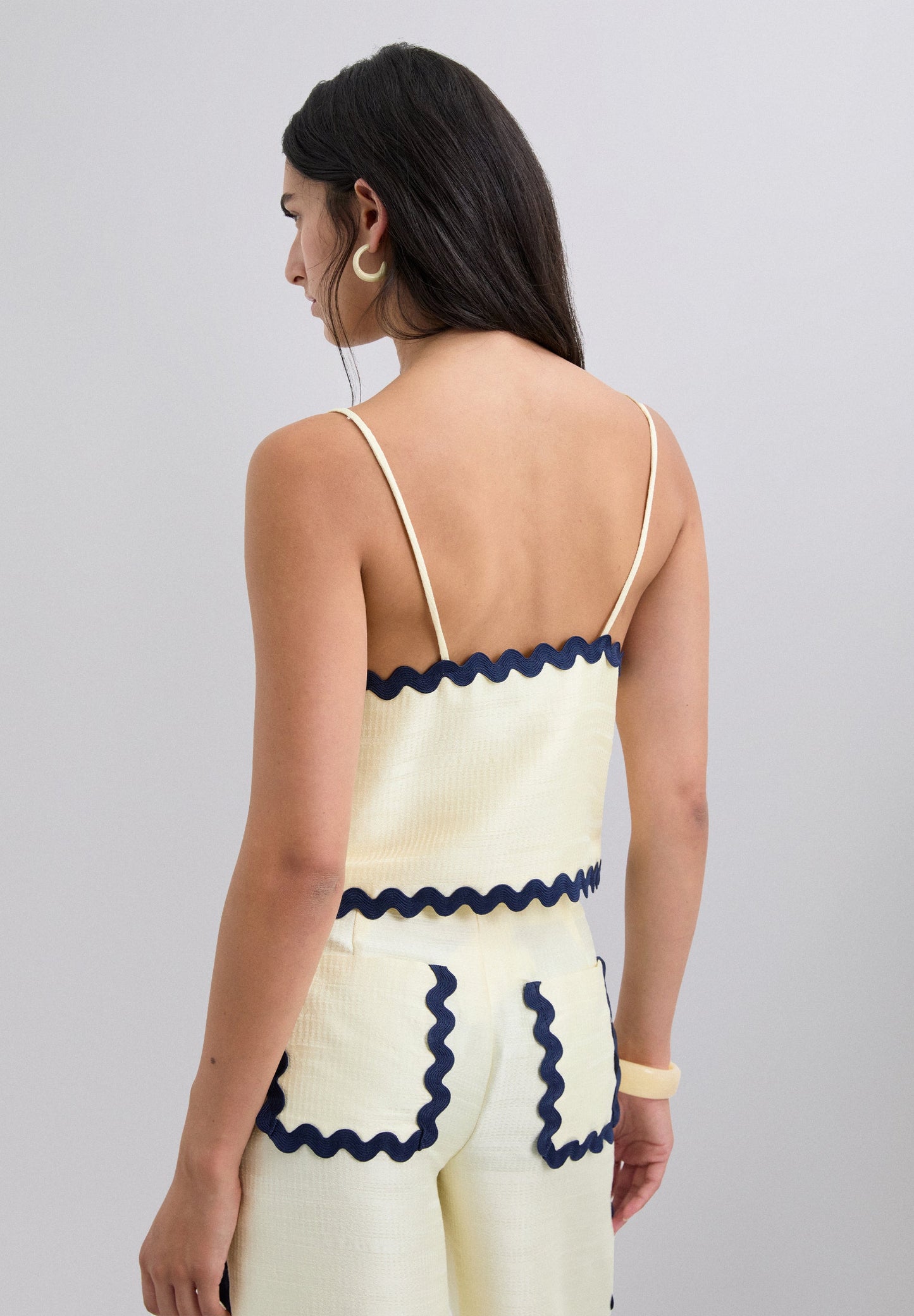 CONTRAST SCALLOPED TOP