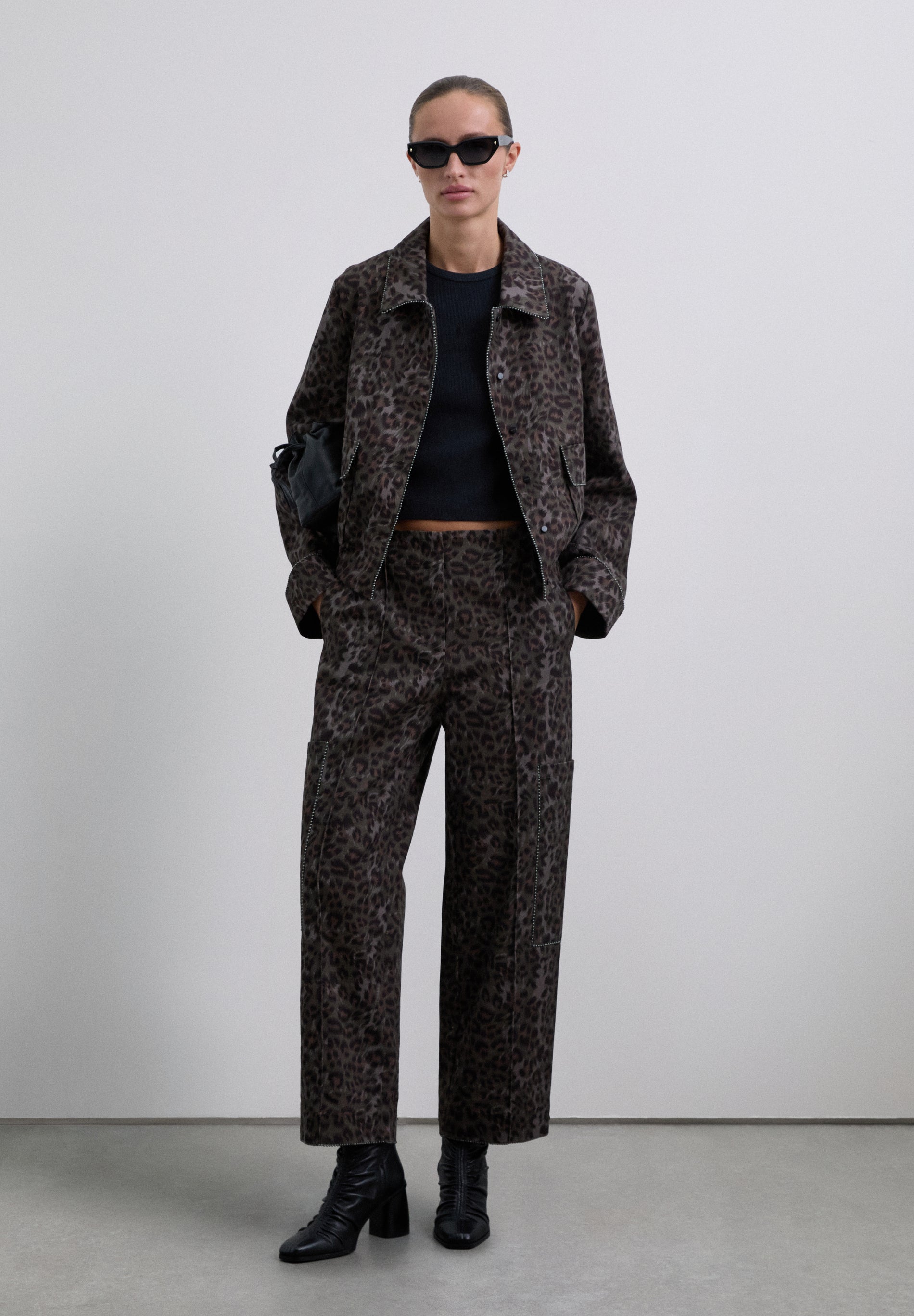 STRAIGHT ANIMAL PRINT TROUSERS