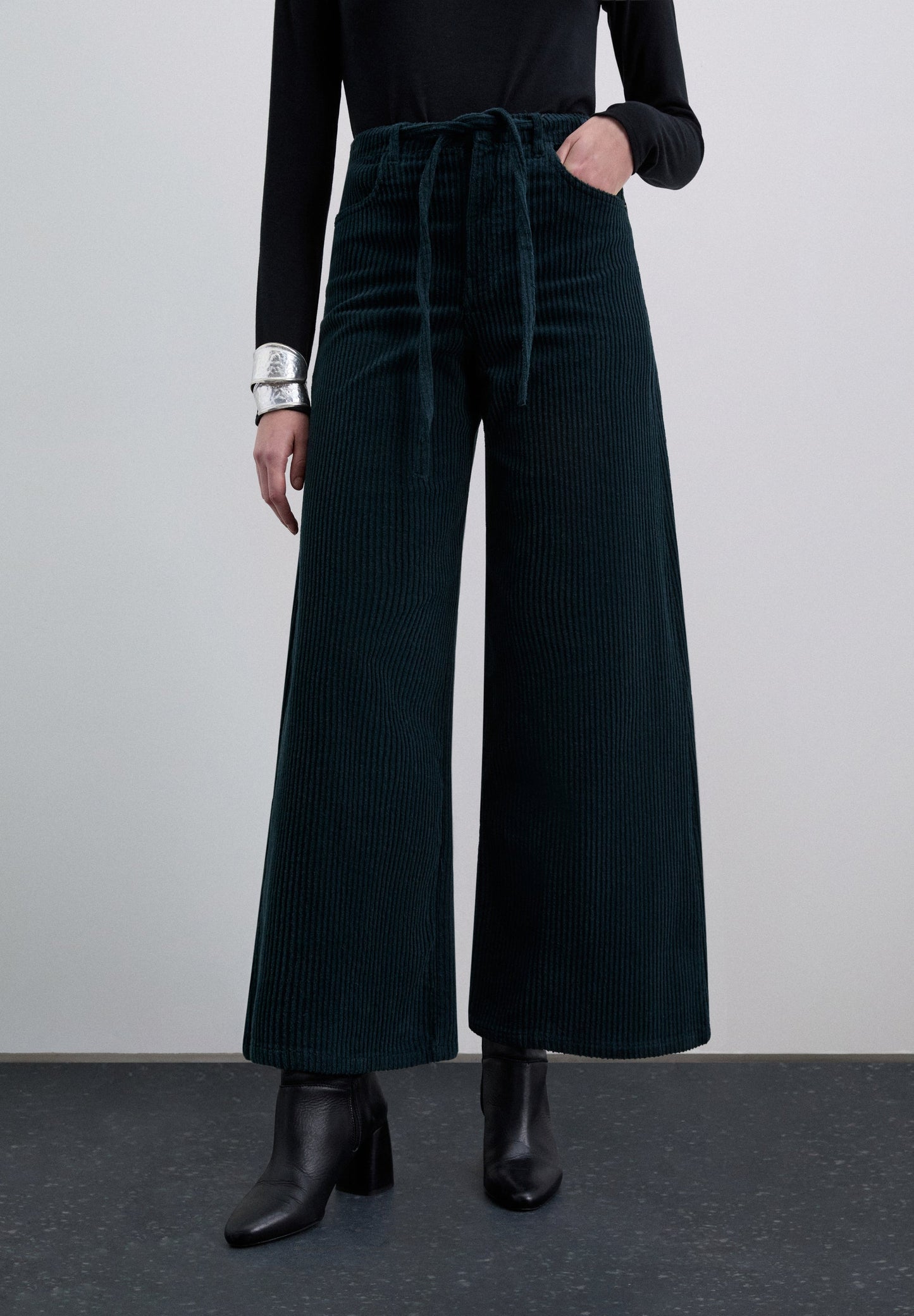 CORDUROY DRAWSTRING TROUSERS.