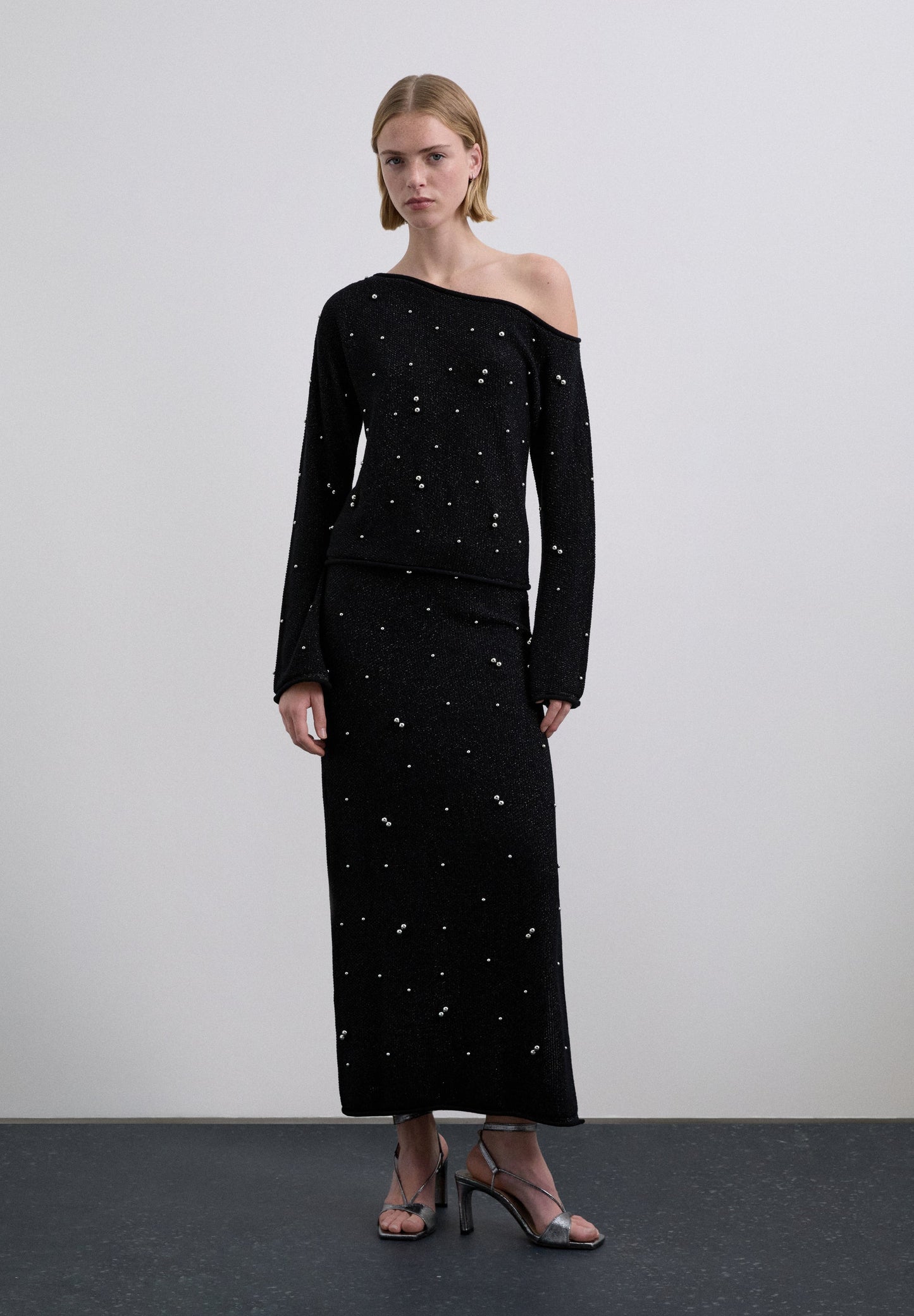 KNIT SKIRT WITH PEARL DETAILS