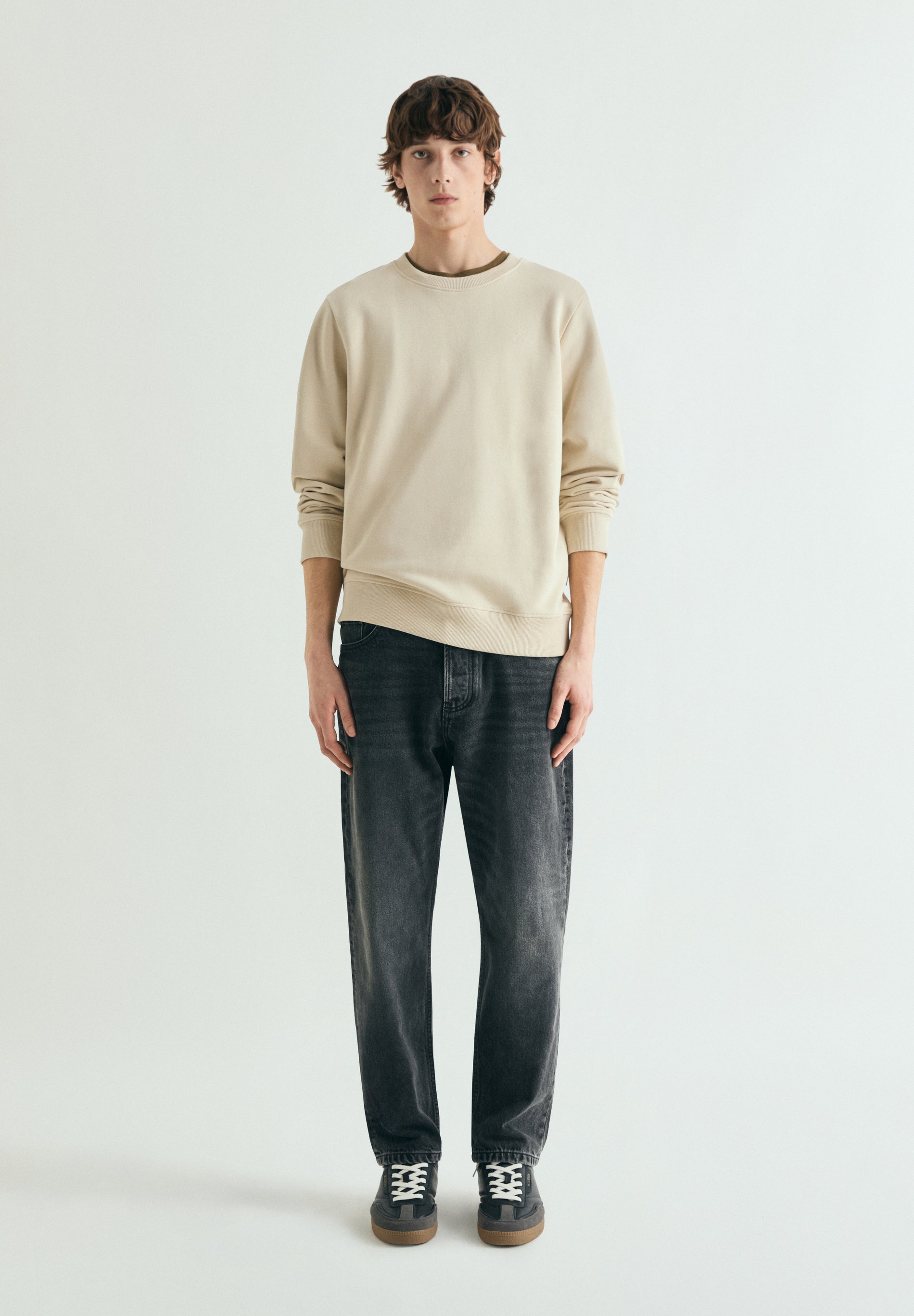WASHED EMBROIDERED SWEATSHIRT