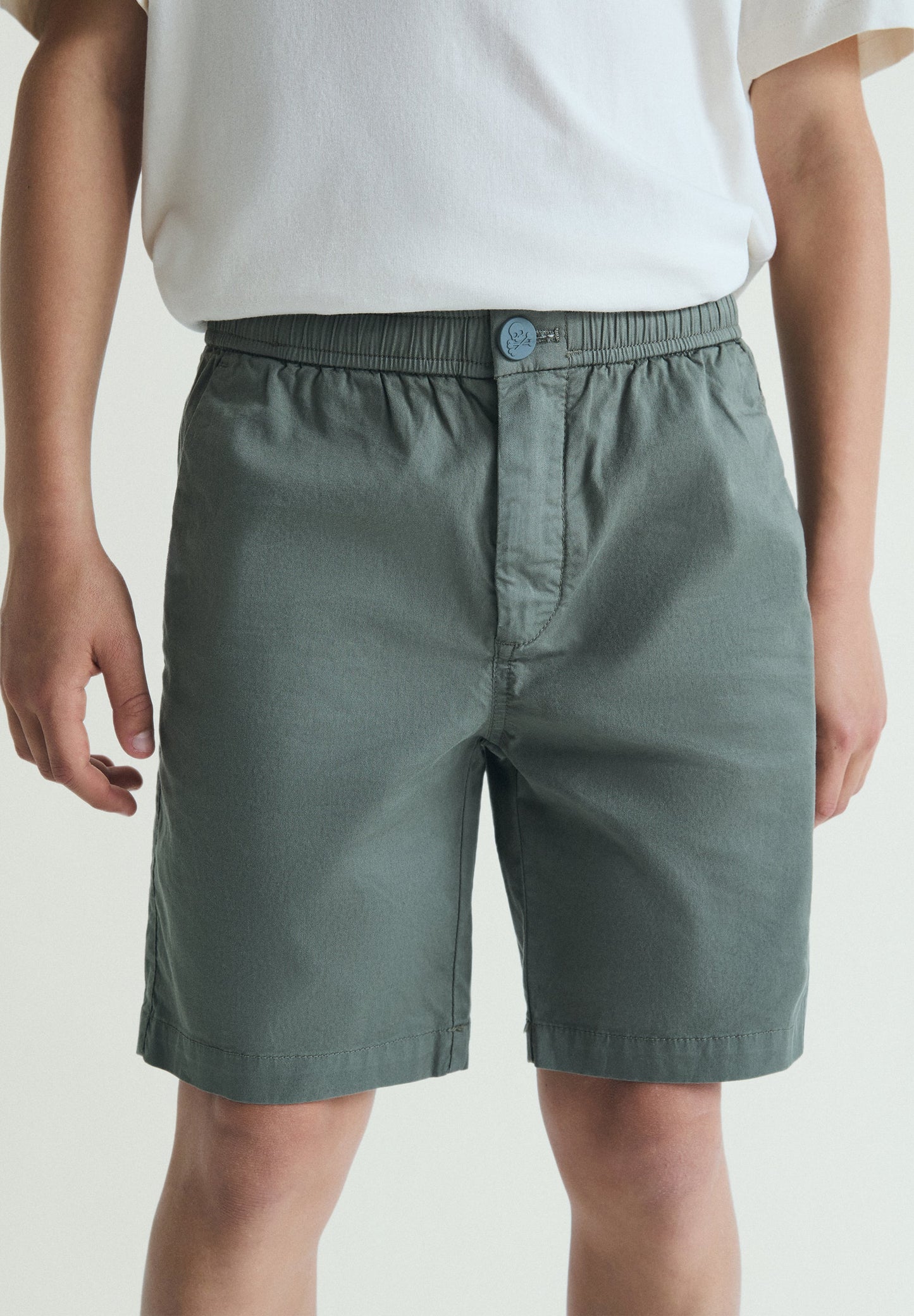 BERUMDA SHORTS WITH BACK POCKET