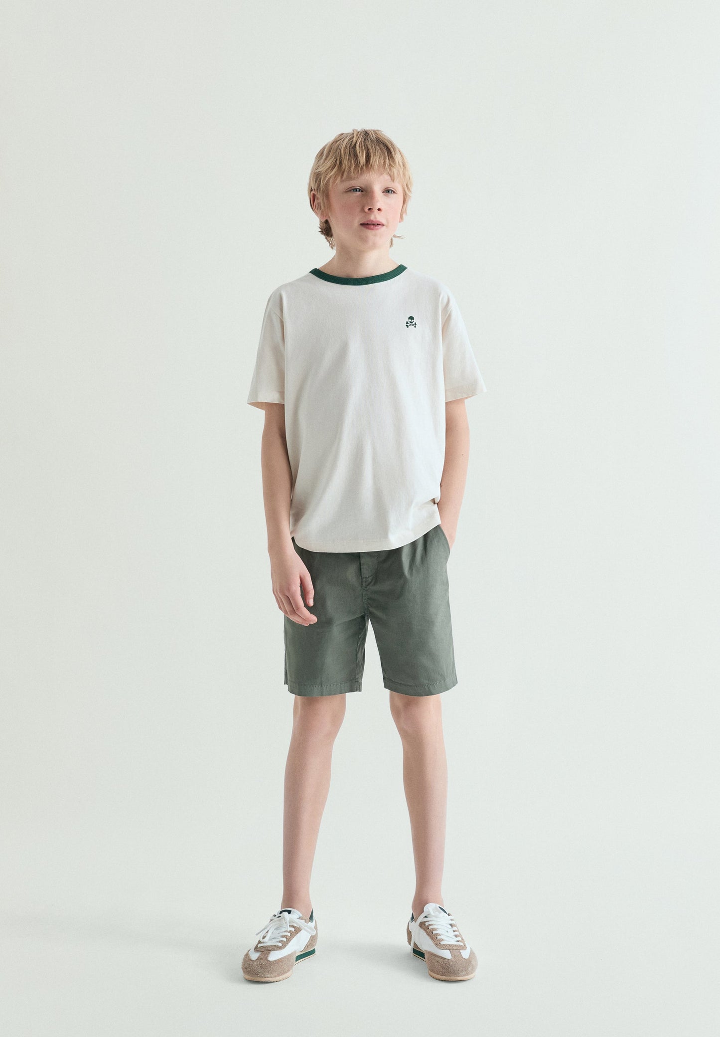 CONTRAST COLLAR T-SHIRT