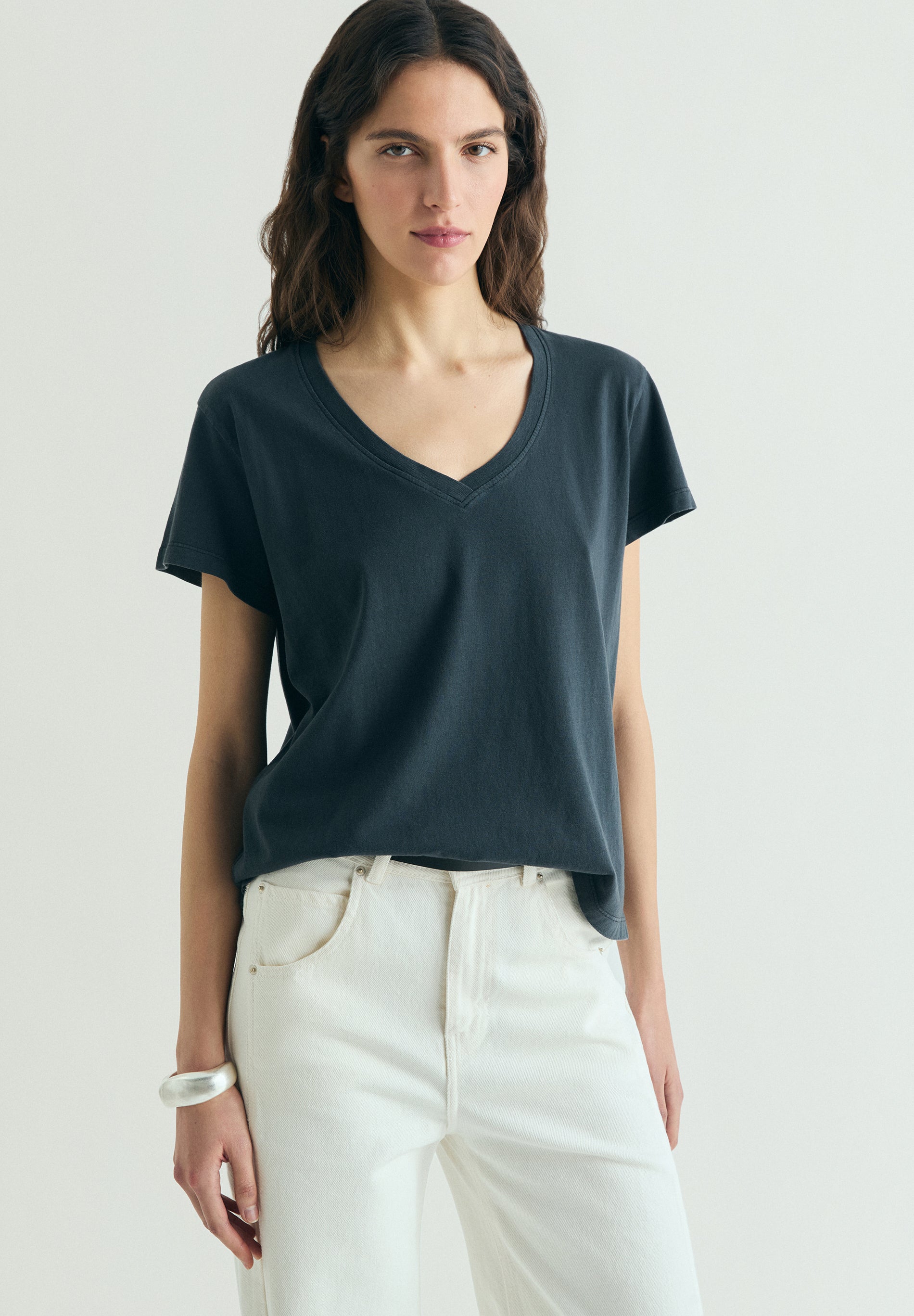BASIC V-NECK T-SHIRT