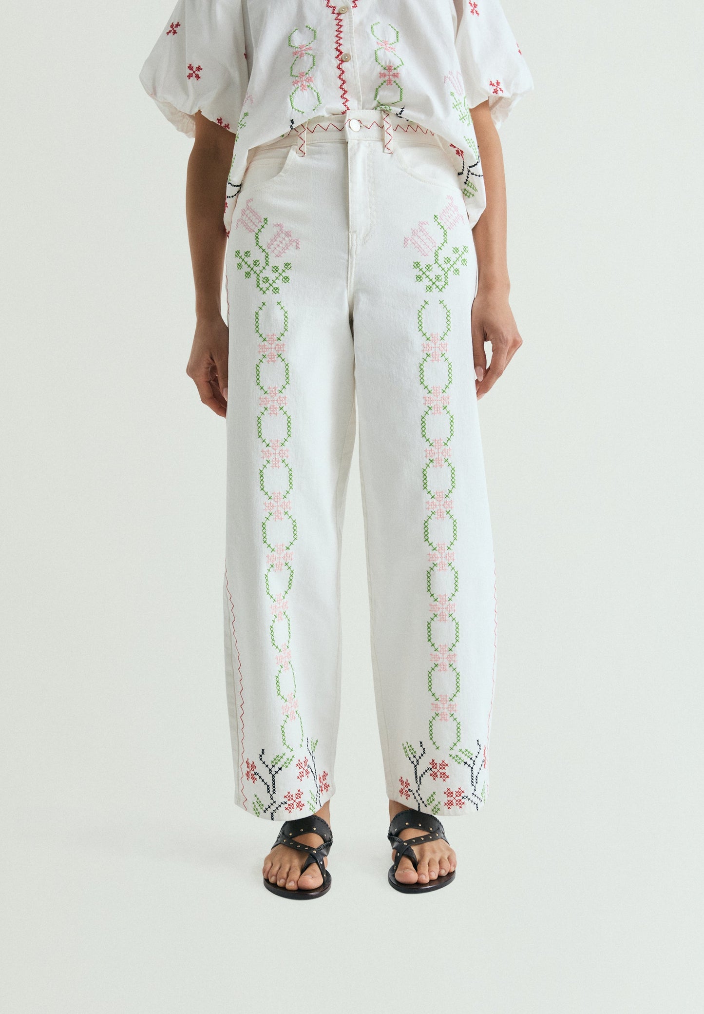 WIDE LEG JEANS WITH FLORAL EMBROIDERY