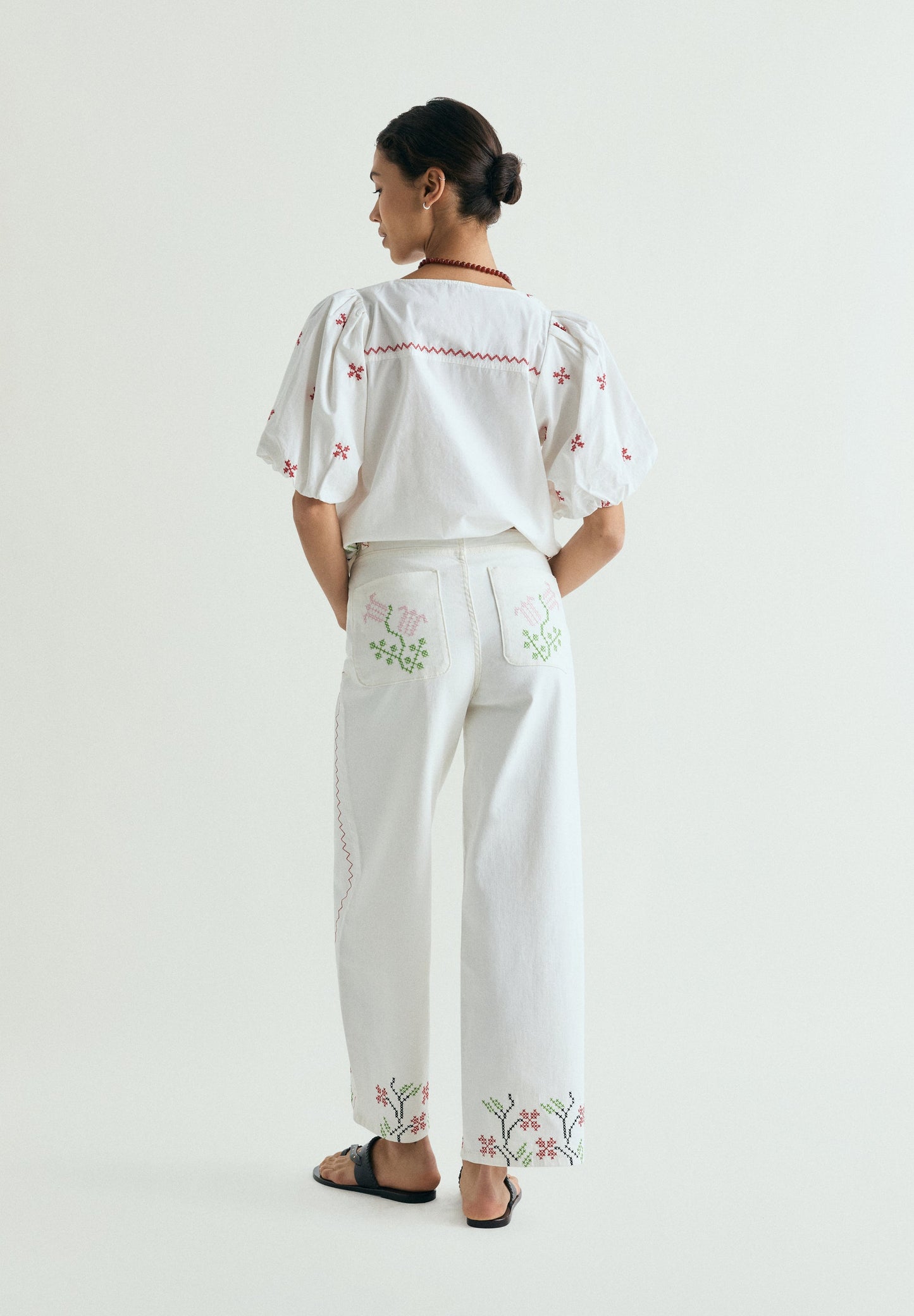 WIDE LEG JEANS WITH FLORAL EMBROIDERY