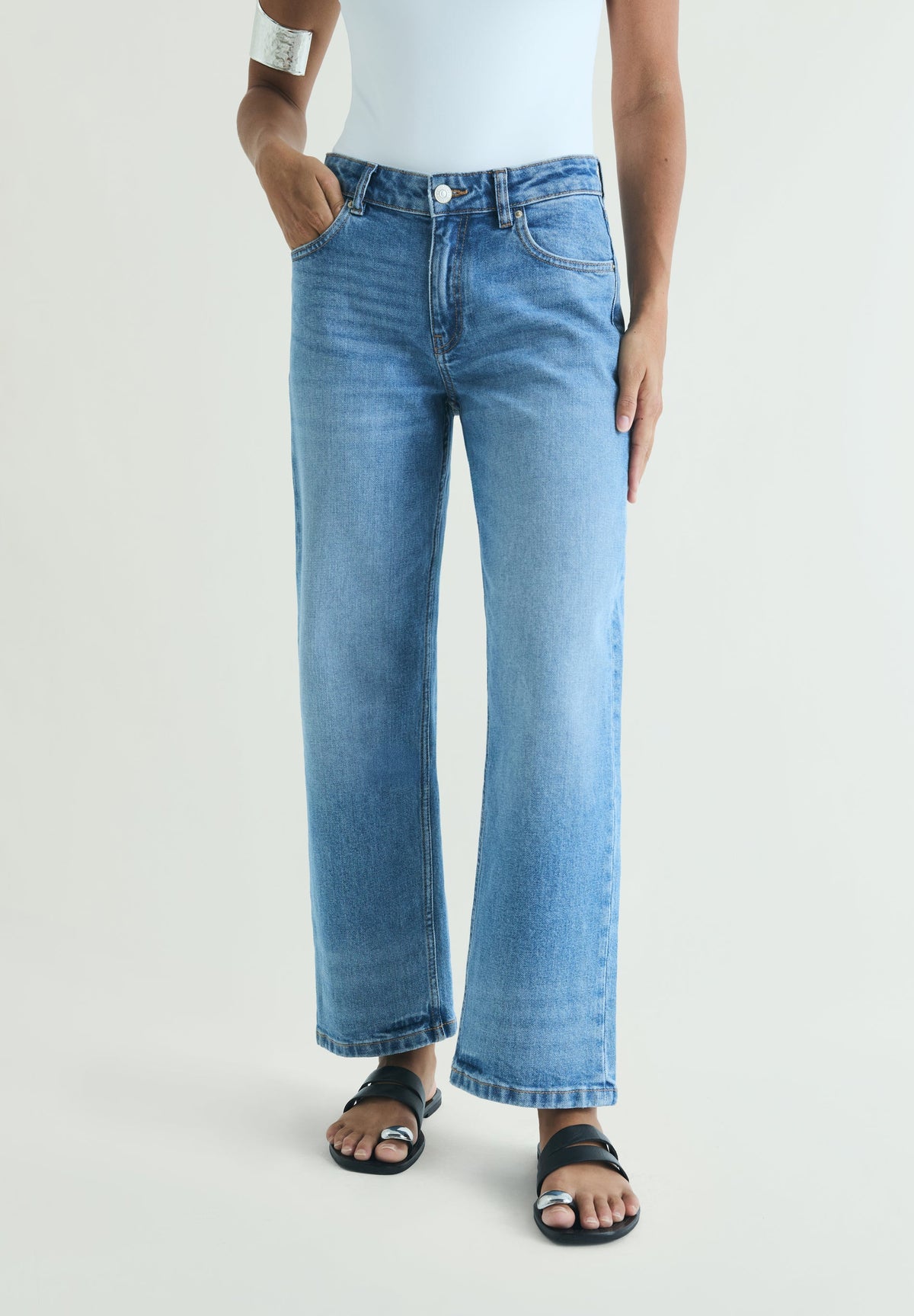 LOW-RISE STRAIGHT JEANS