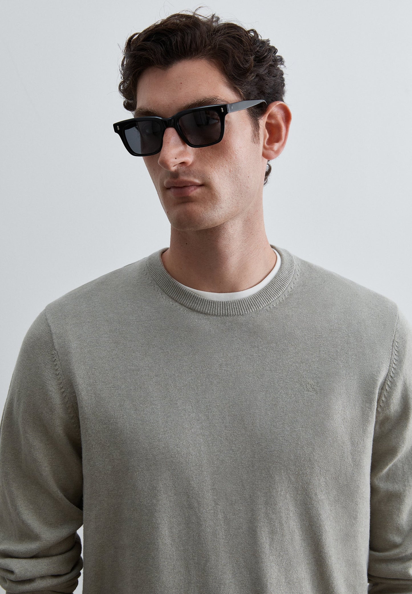 KNIT ROUND NECK SWEATER
