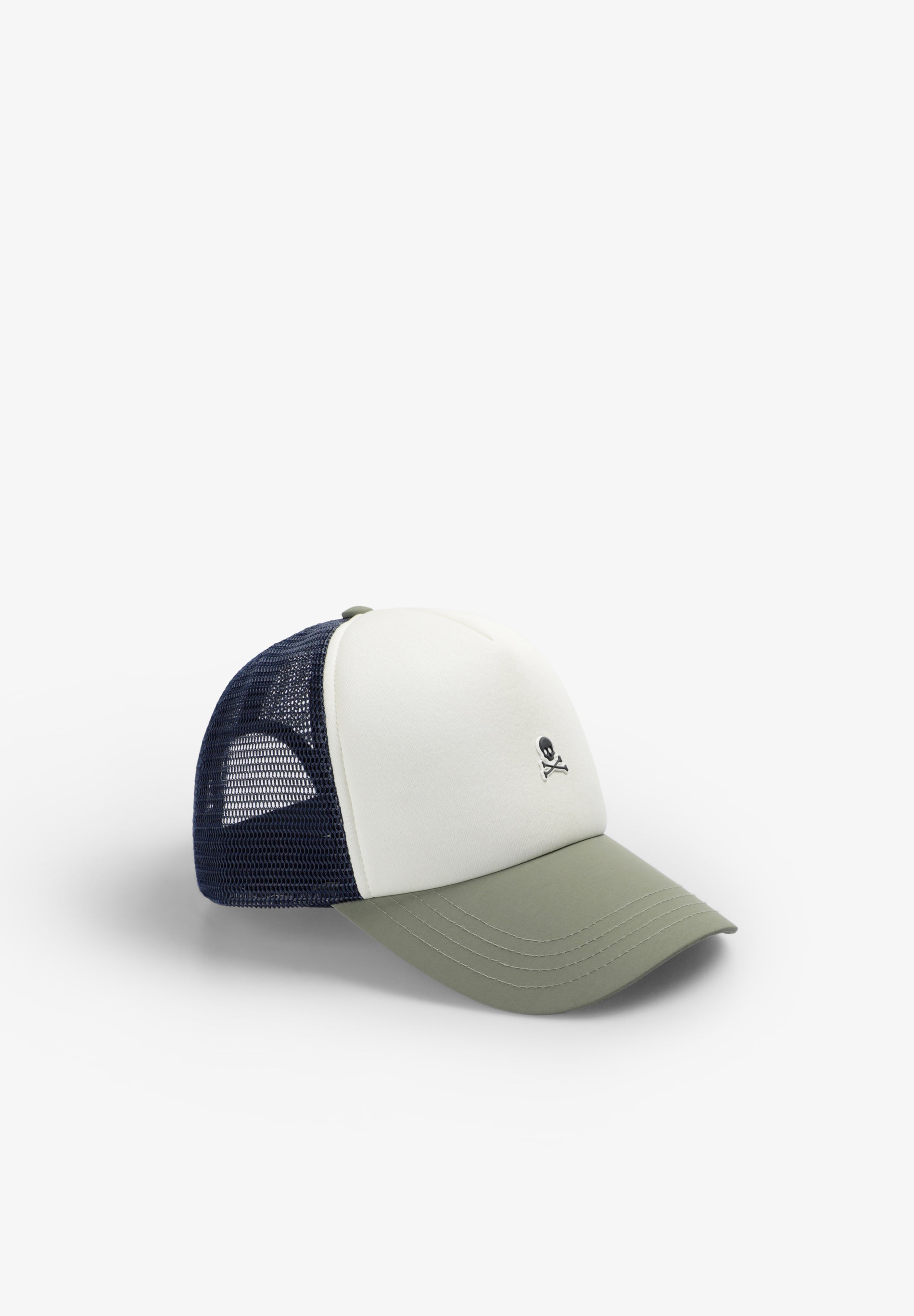 TRUCKER CAP WITH SKULL
