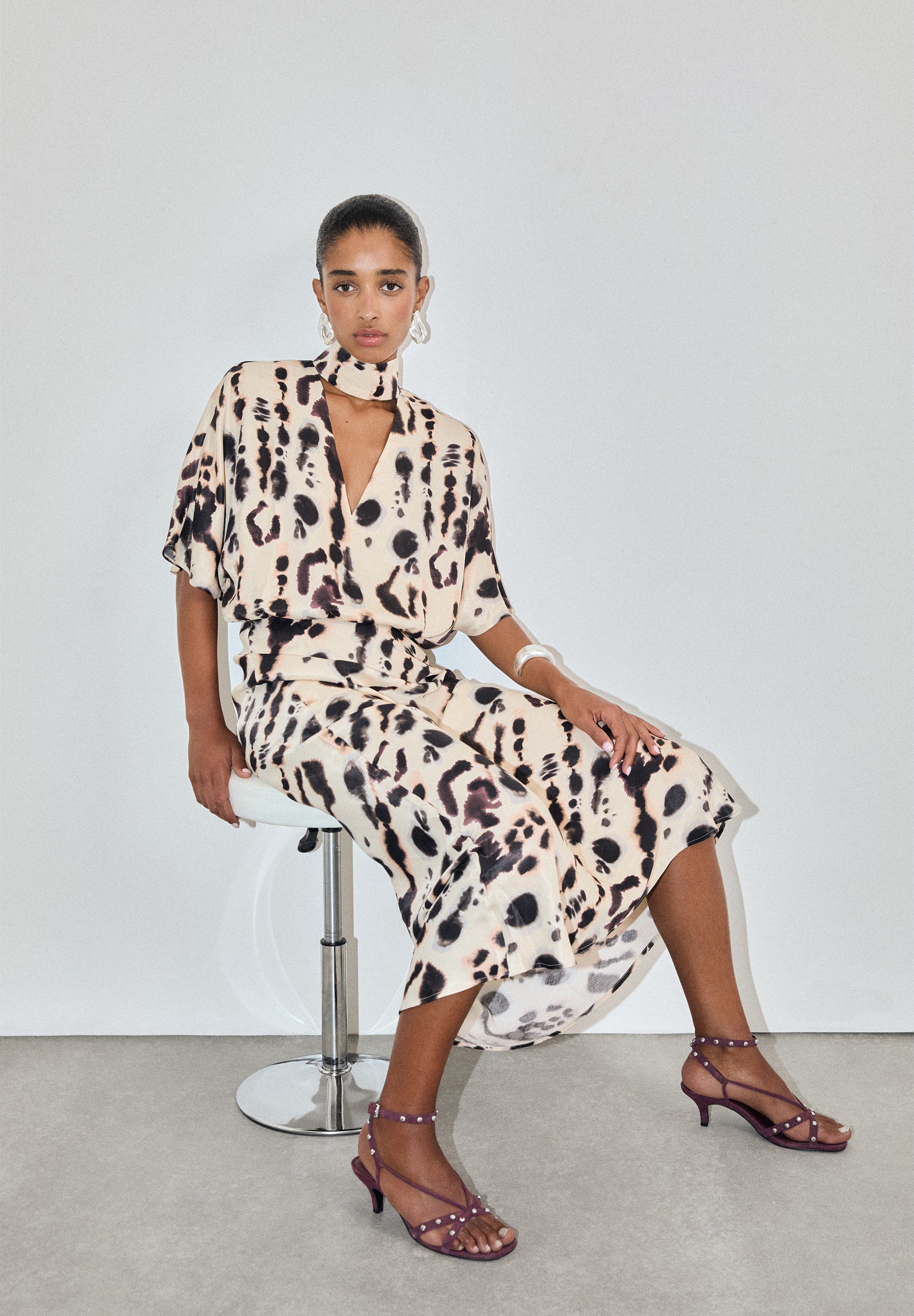 SOEPELVALLENDE SATIJNEN HALFLANGE ROK