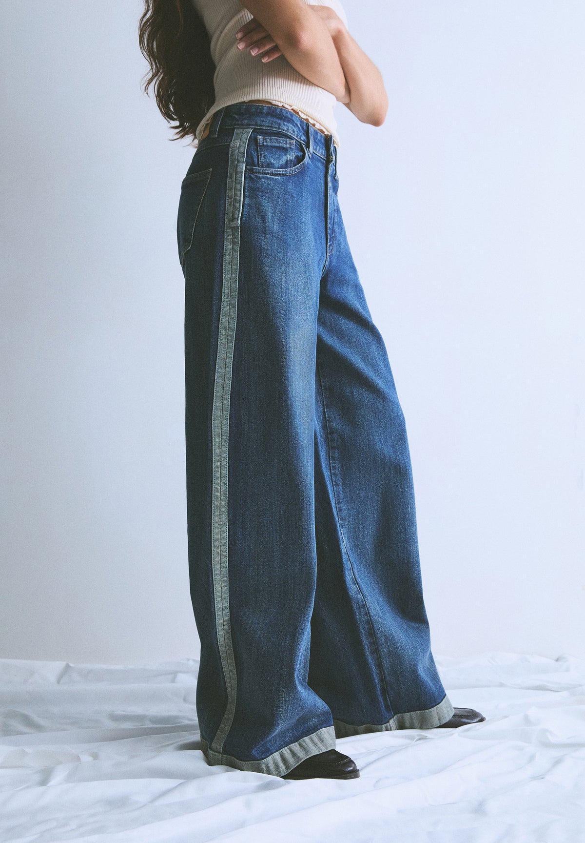 SIDE WAIST WIDE-LEG JEANS