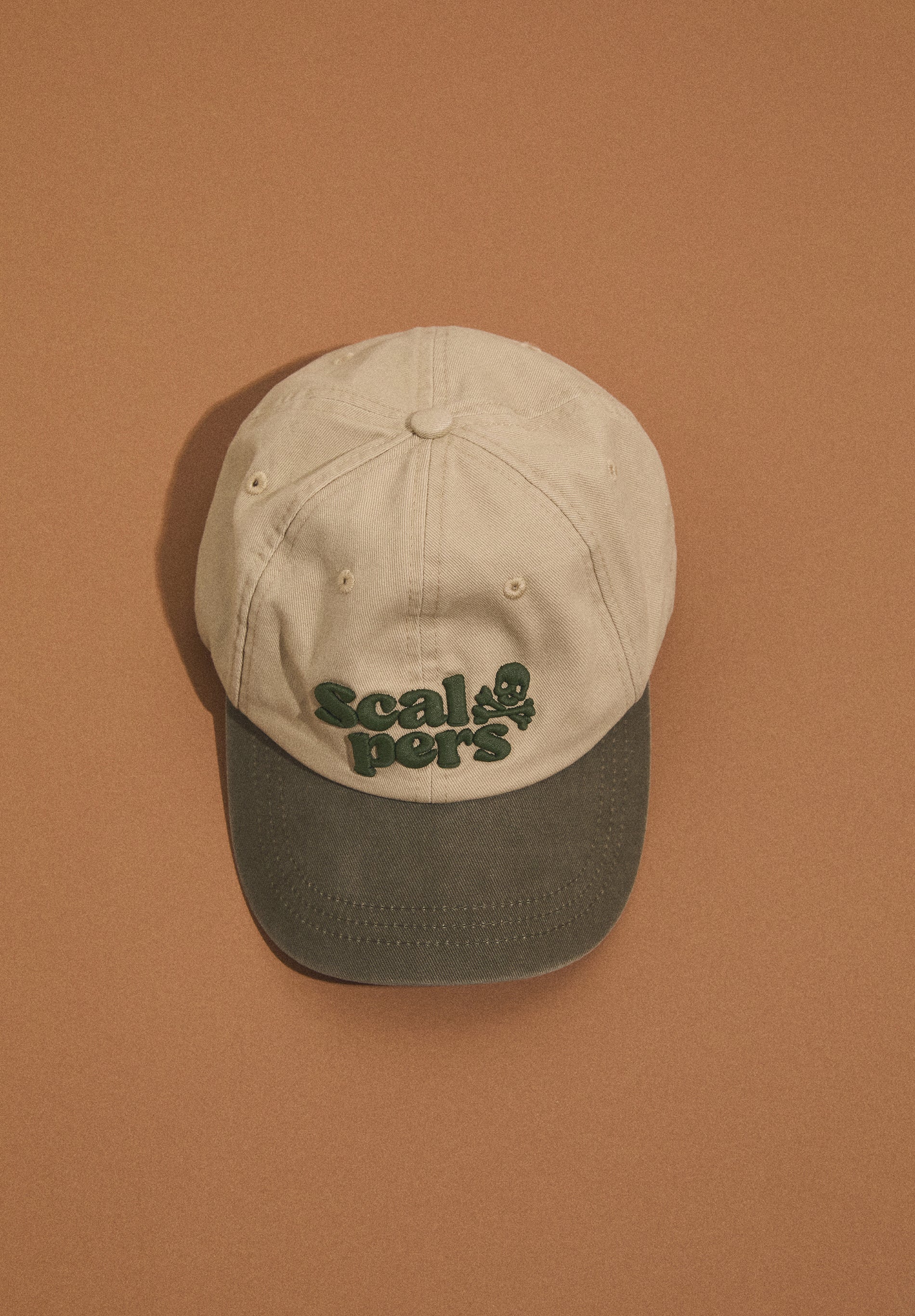 CAP WITH CONTRAST EMBROIDERY