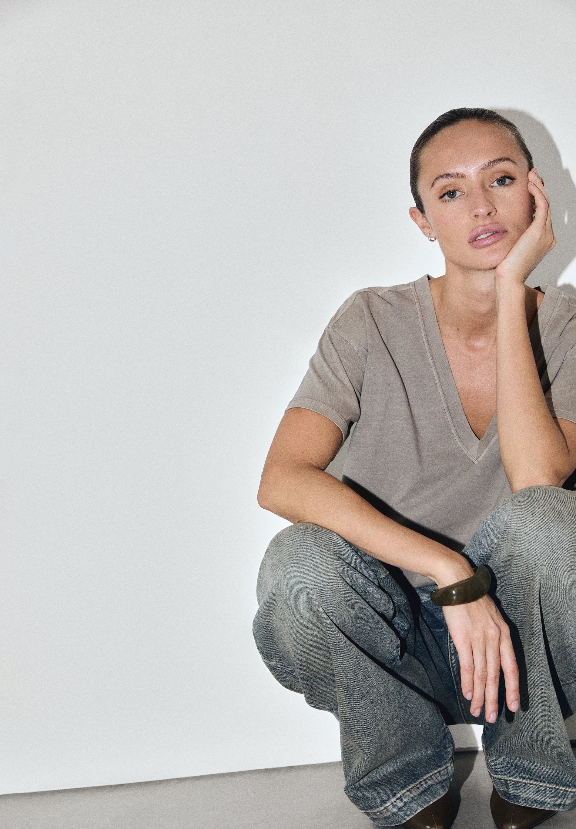 CAMISETA BÁSICA CUELLO PICO - Scalpers